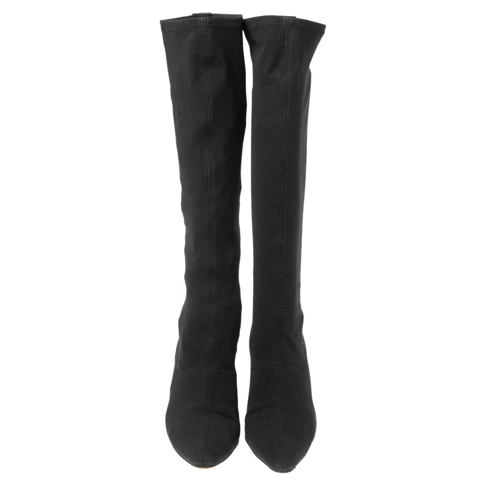 These boots from the House of Gucci are designed to offer elegance and luxury to your ensemble. They are made from black stretch fabric and leather into a knee-length silhouette. These boots come with pointed toes, pointy heels, and a fabric lining.