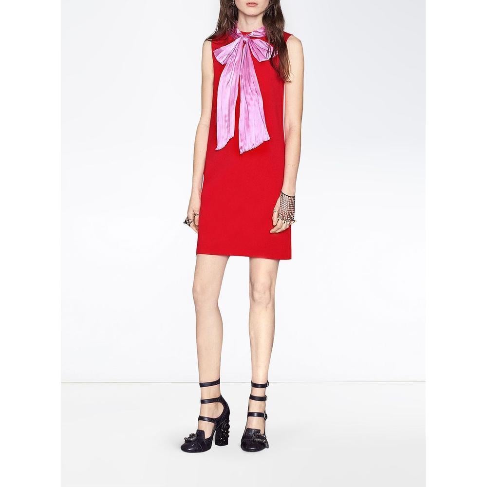 A sleeveless dress with a contrast neck bow.
The bow continues to be a feature of Alessandro Michele's collections.
Red compact stretch viscose.
Pink pressed wrinkle silk bow.
Unlined.
Back zip closure.
75% viscose and 25% nylon.
Made in