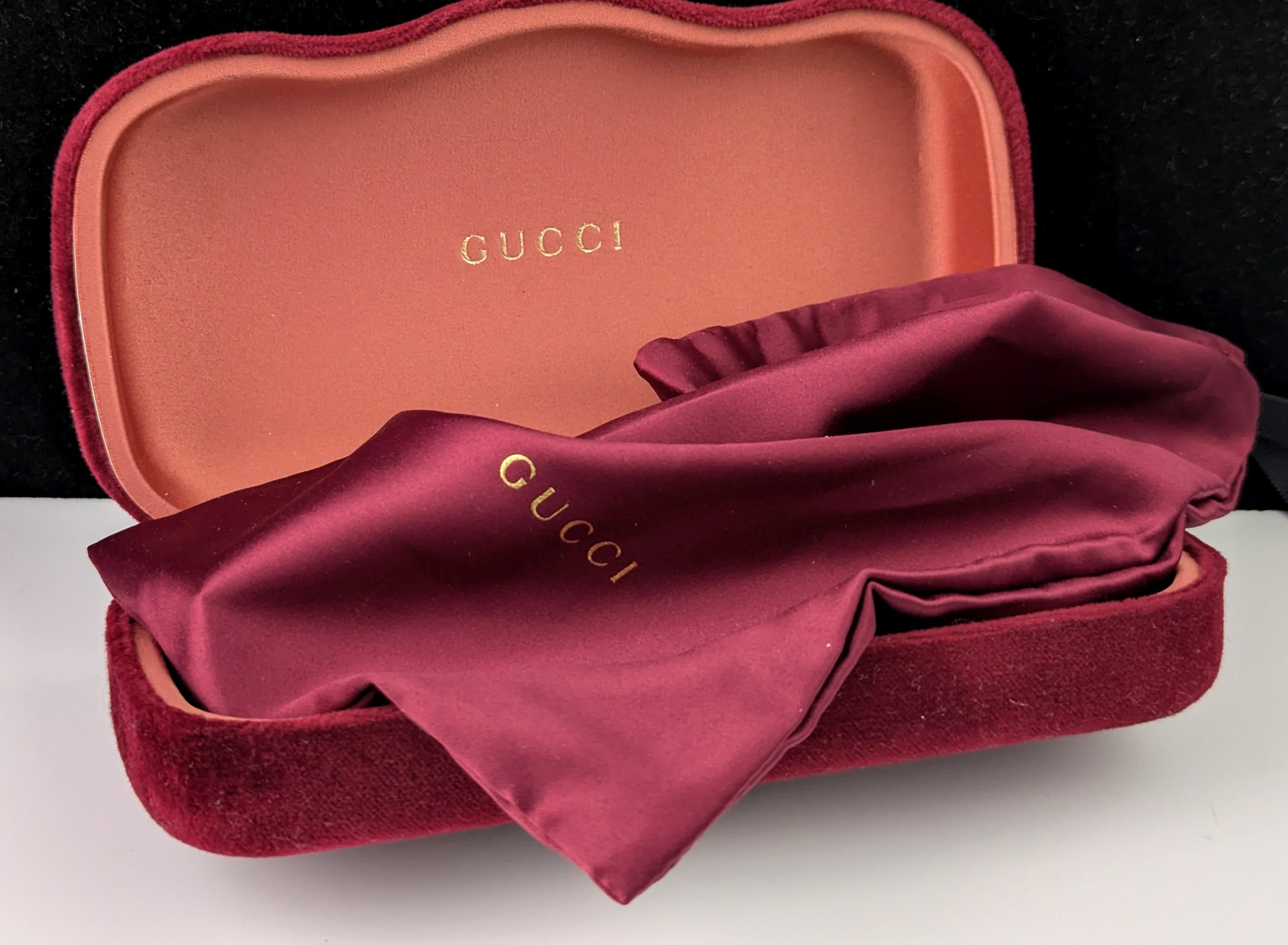 Un magnífico par de gafas de sol Gucci de estilo oversize.

Lentes tintadas grises con montura de acetato negro y logotipo GG dorado en las patillas.

Los brazos tienen la clásica franja roja y verde de Gucci.

Número de serie en el interior de las