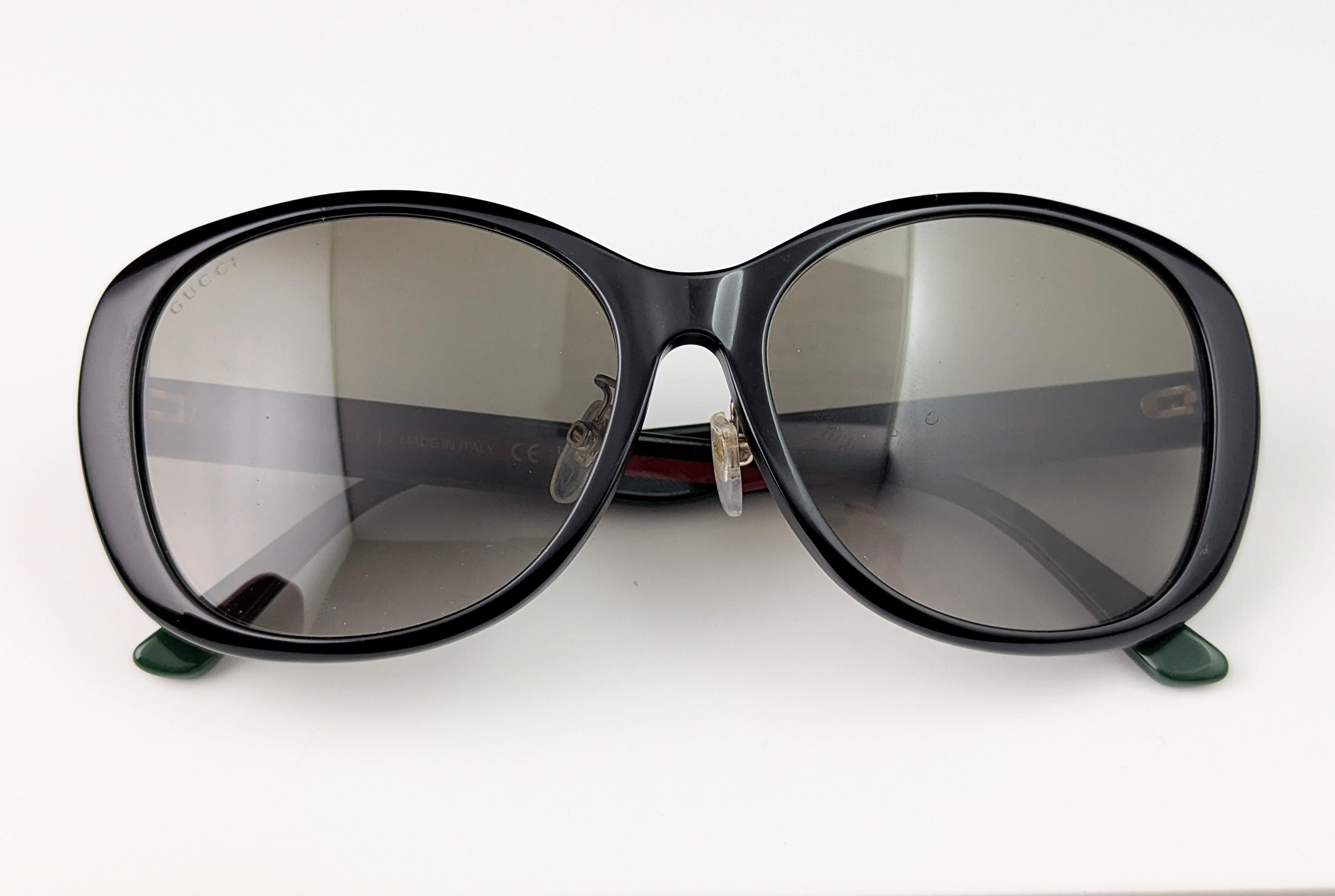 Gafas de sol Gucci Stripe Arm, logotipo GG Gris en venta