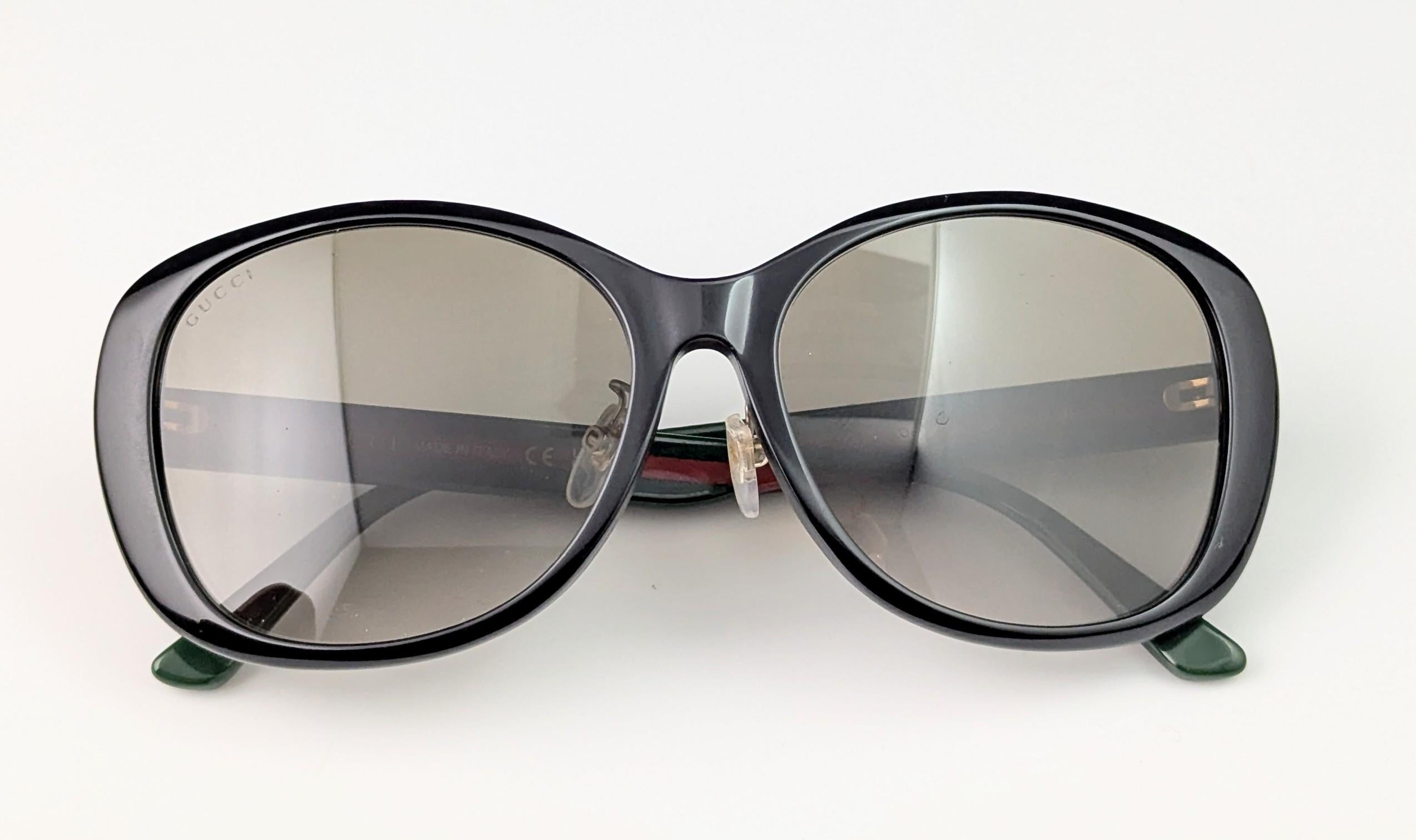 Gafas de sol Gucci Stripe Arm, logotipo GG en Bueno estado para la venta en NEWARK, GB