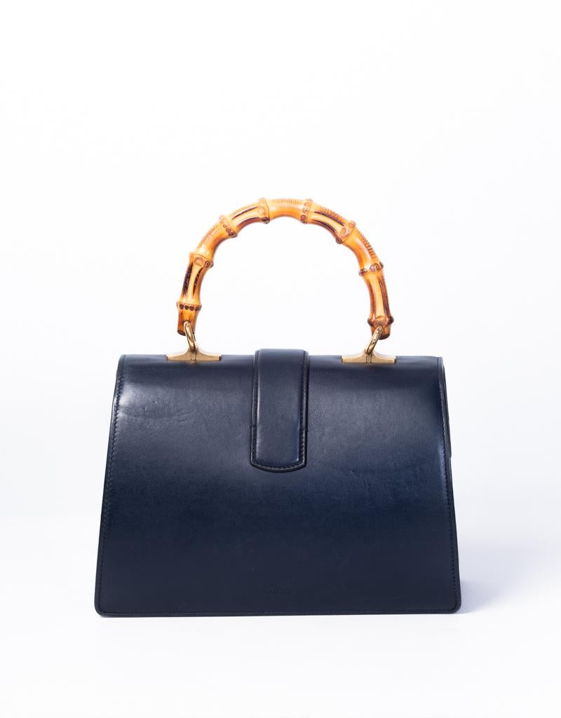 This Gucci Dionysus handbag in medium is made of leather with navy, green and red stripes and features a top handle, tiger head horseshoe closure, beige fabric interior lining and interior patch pockets.

COLOR: Navy
MATERIAL: Leather
ITEM CODE: