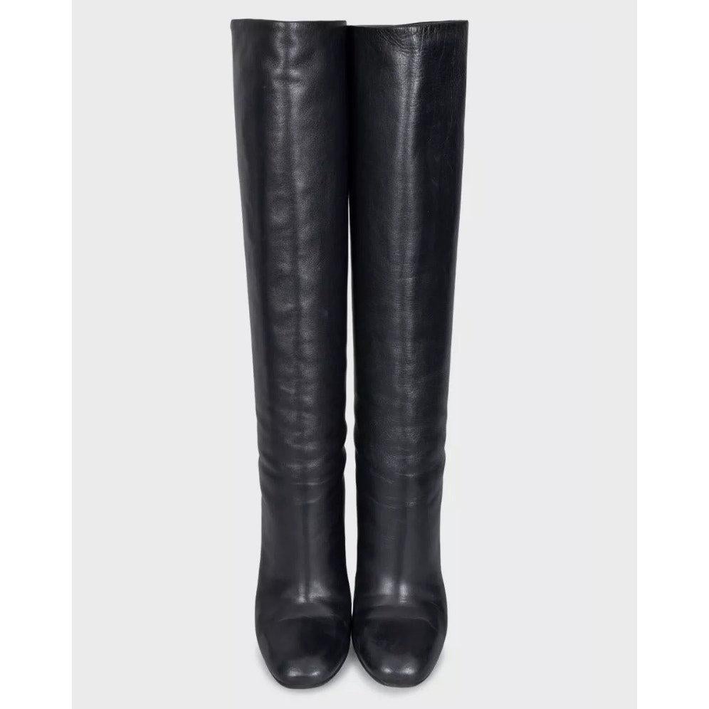 Mit diesen Gucci Lederstiefeln sind Sie stilvoll unterwegs! Diese Stiefel mit auffälligen Metallnieten am Blockabsatz sind aus hochwertigem, geschmeidigem Leder gefertigt, haben eine runde Spitze und sind zum Hineinschlüpfen geeignet. 

Kraftvoll,