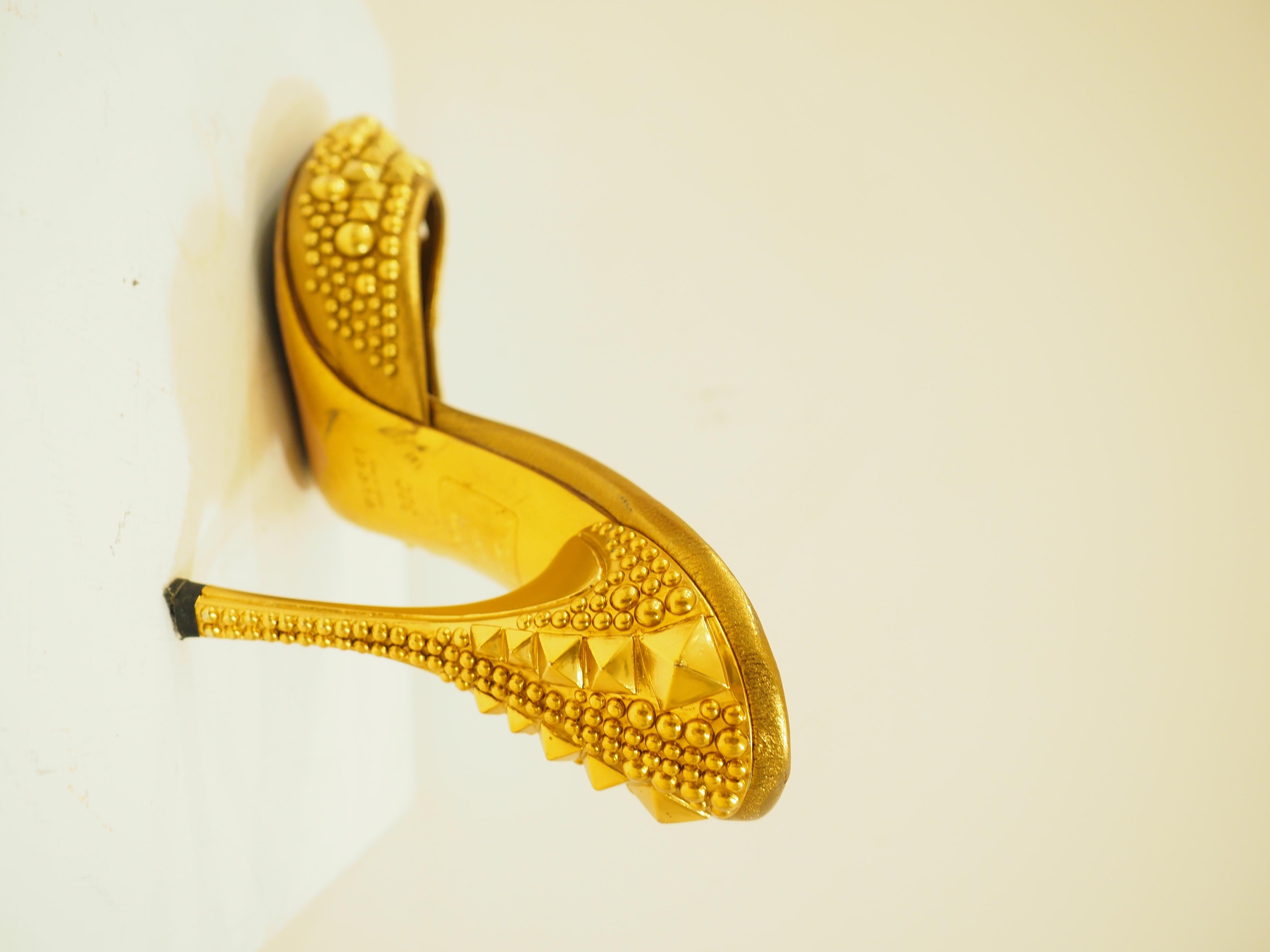 Gucci Studs Gold Sandals In Good Condition In Capri, IT