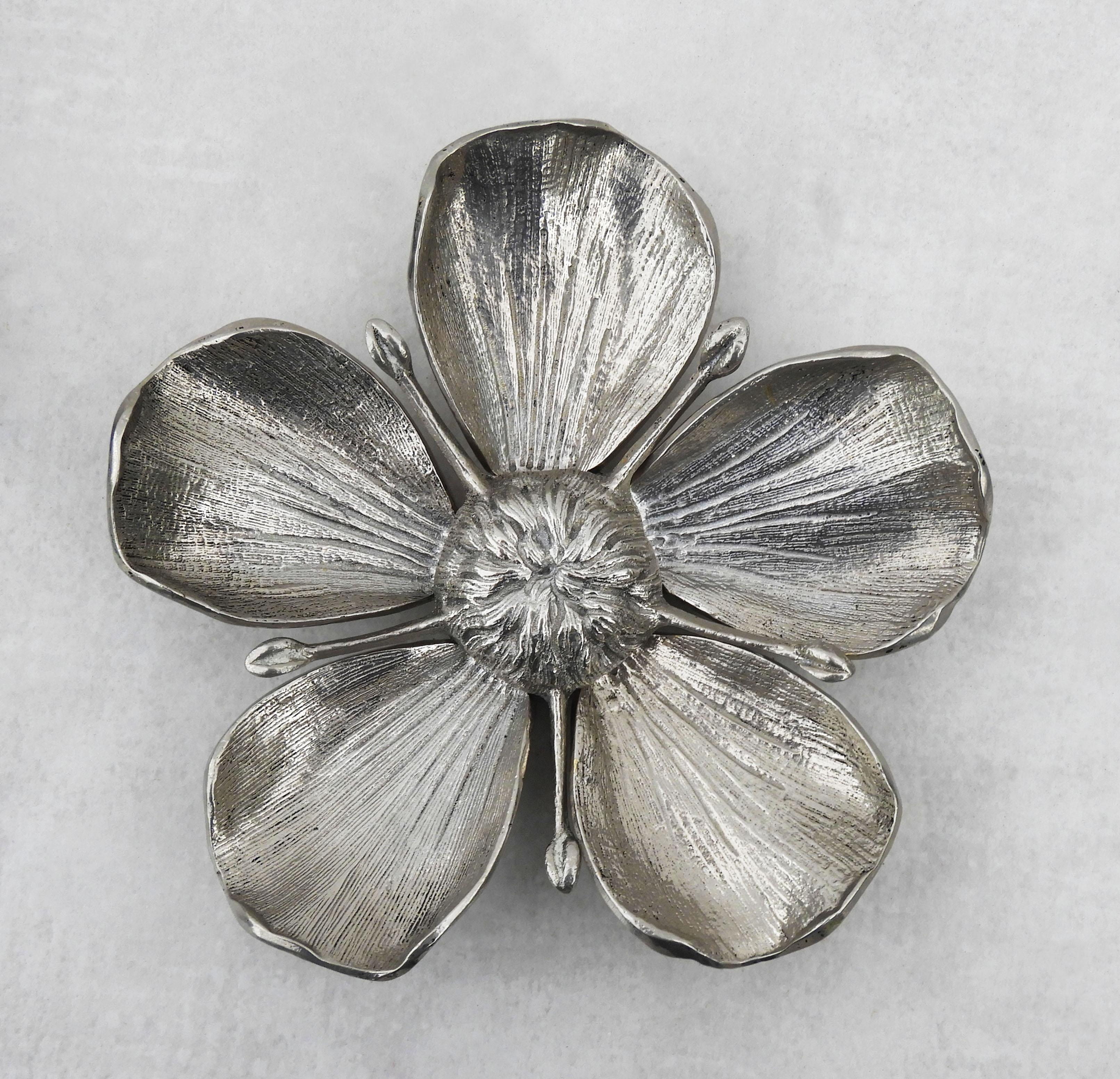 Vintage Gucci style floral cendrier C1960s Italie.  Pièce magnifiquement sculptée et astucieusement conçue qui perd ses pétales pour devenir cinq cendriers individuels.  Un ajout magnifique à toute table de cocktail, chariot à boissons ou intérieur