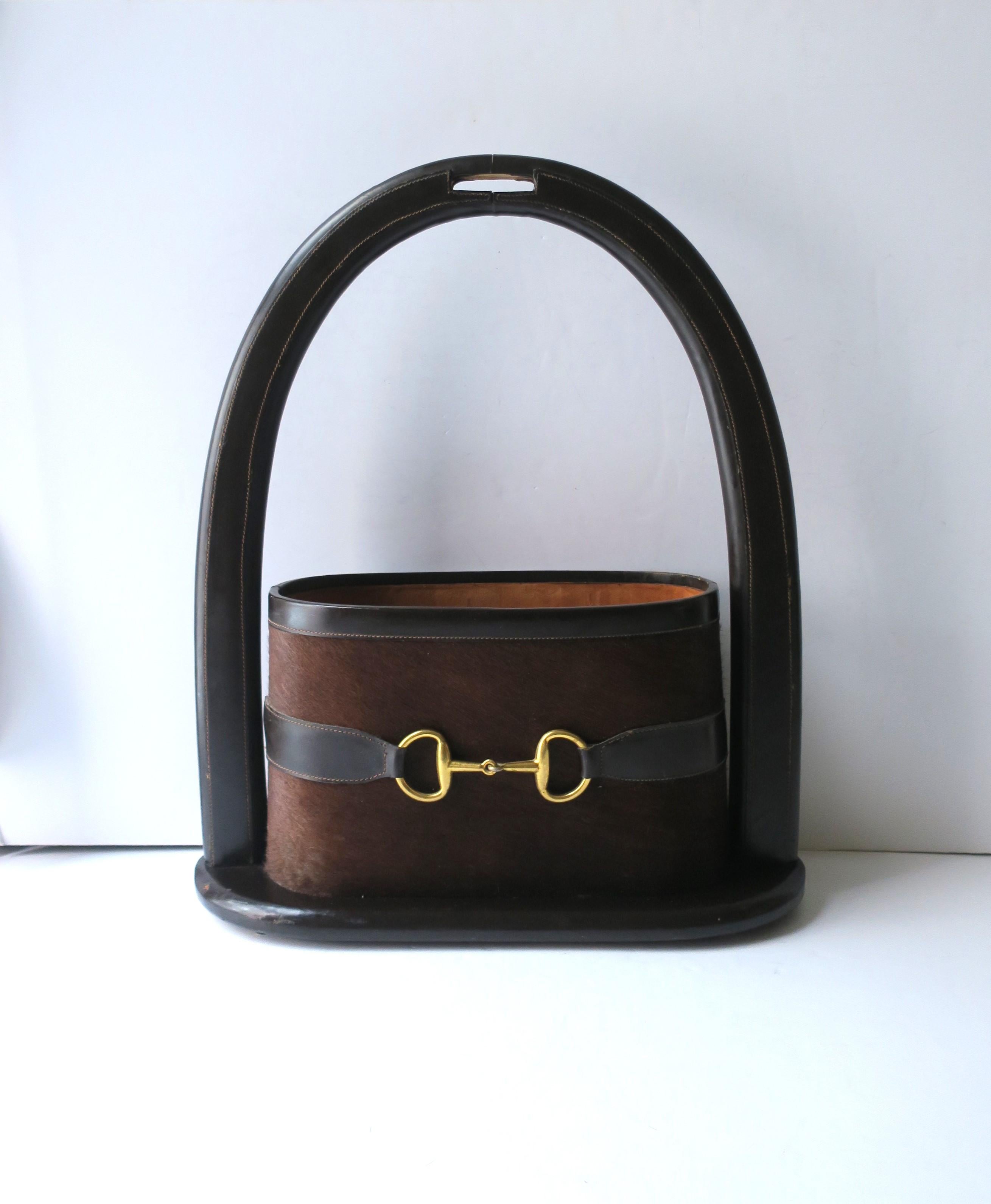Precioso porta-correos y revistero italiano de cuero, piel y latón, atribuido a la casa de modas Gucci, hacia finales del siglo XX, años ochenta y noventa, Italia. La pieza, de estilo ecuestre, es de cuero y piel de color marrón oscuro intenso, con