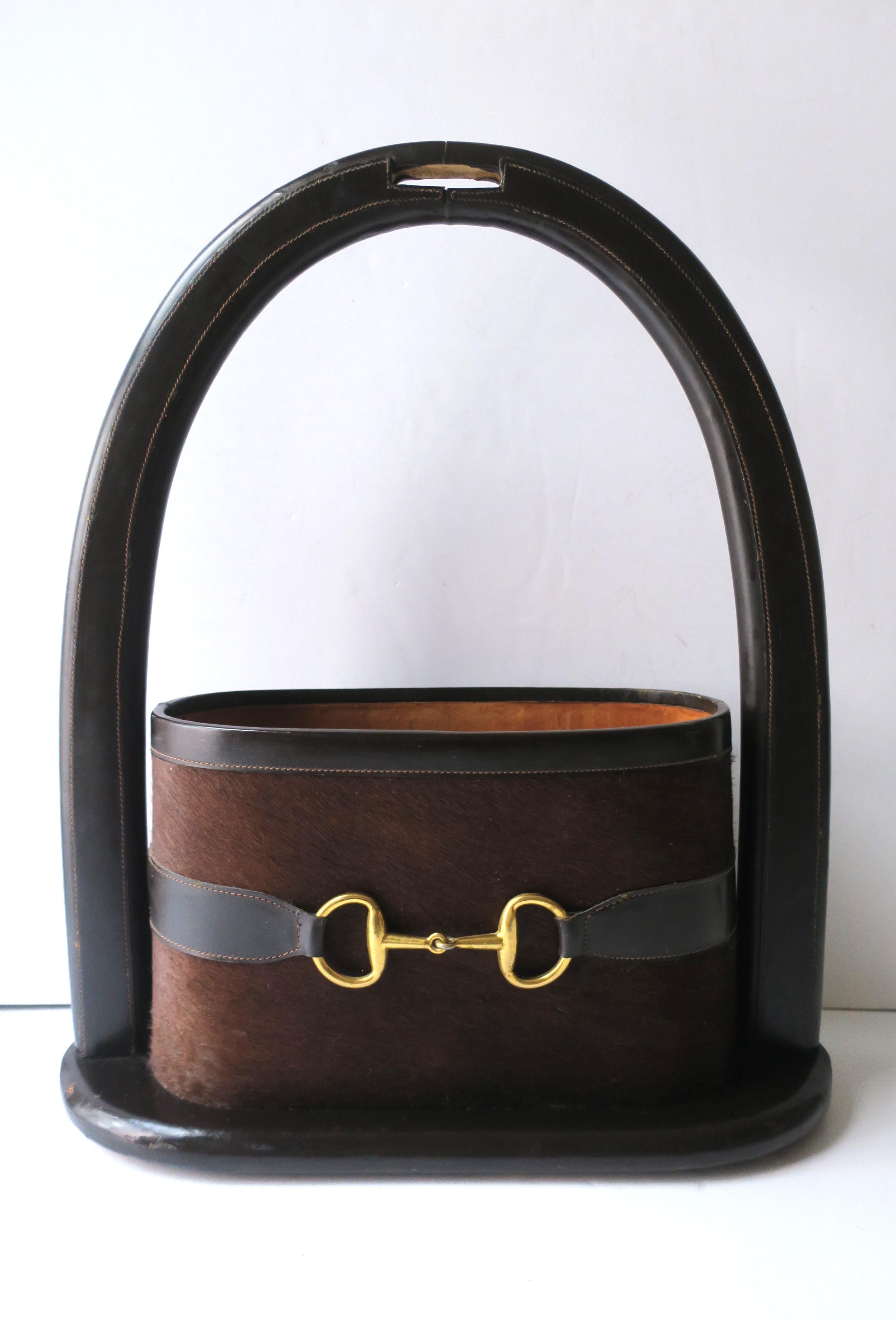 Gucci Atrib. Porta-revistas de cuero italiano de latón siglo XX en venta