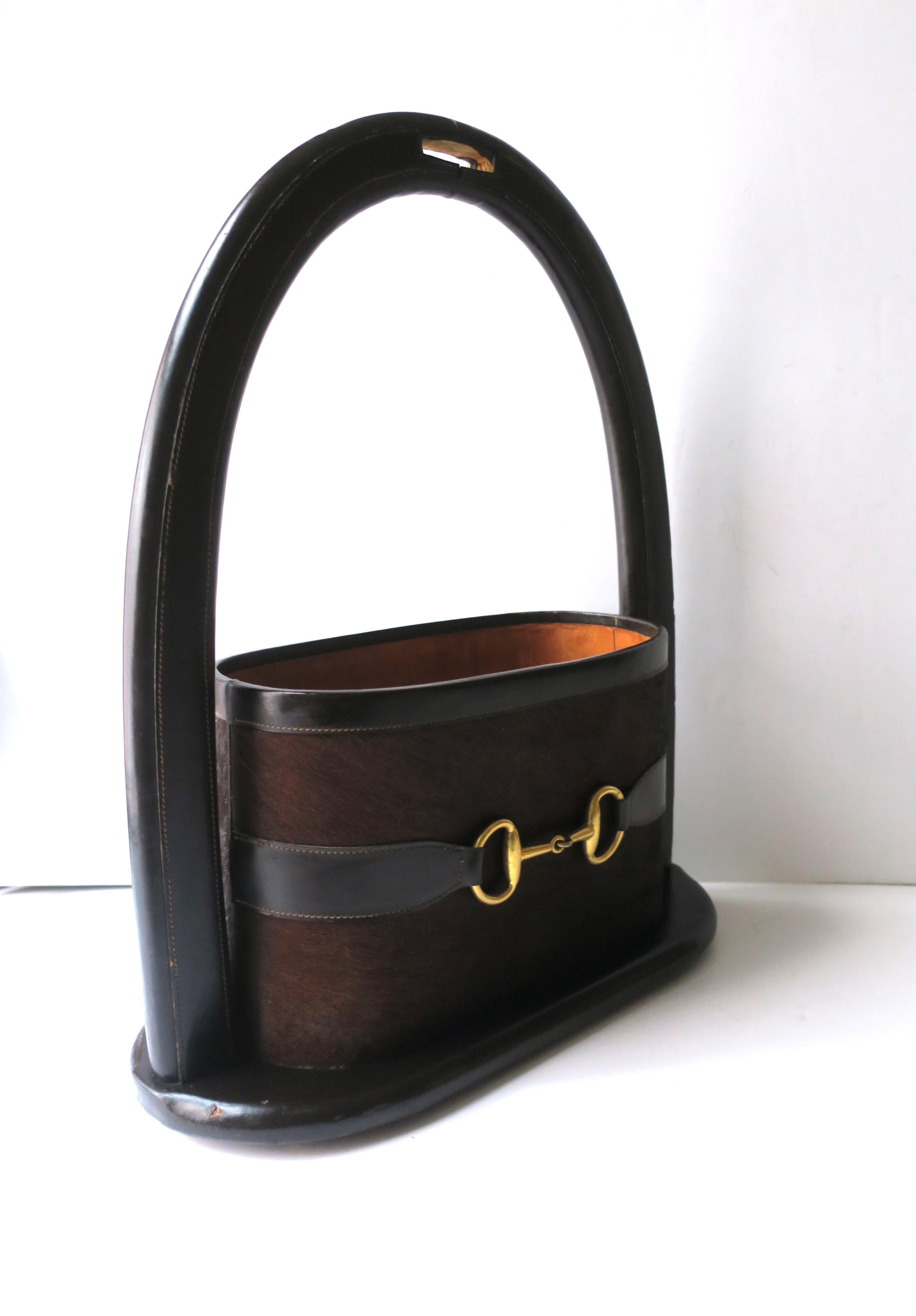 Gucci Atrib. Porta-revistas de cuero italiano de latón Latón en venta