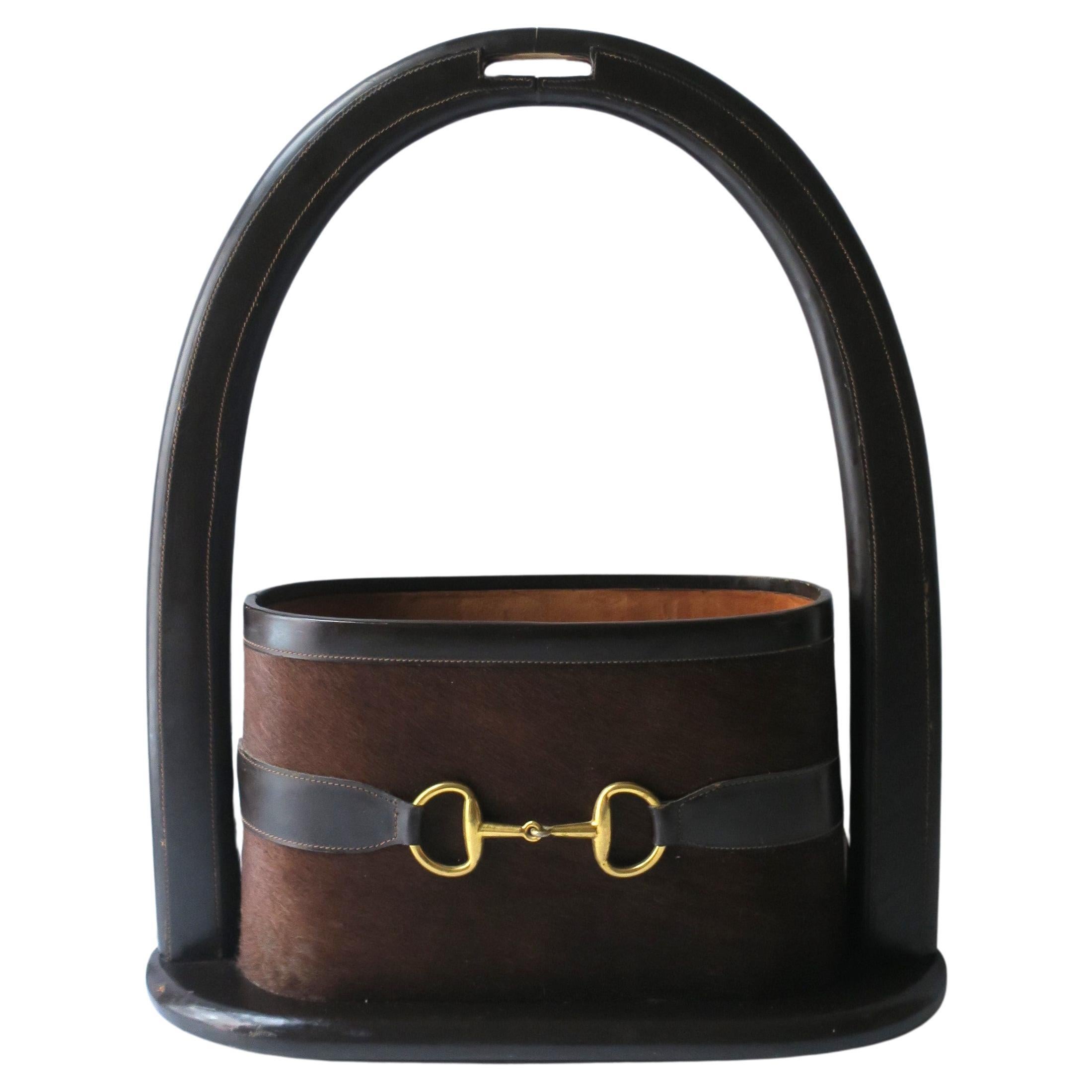 Gucci Atrib. Porta-revistas de cuero italiano de latón en venta
