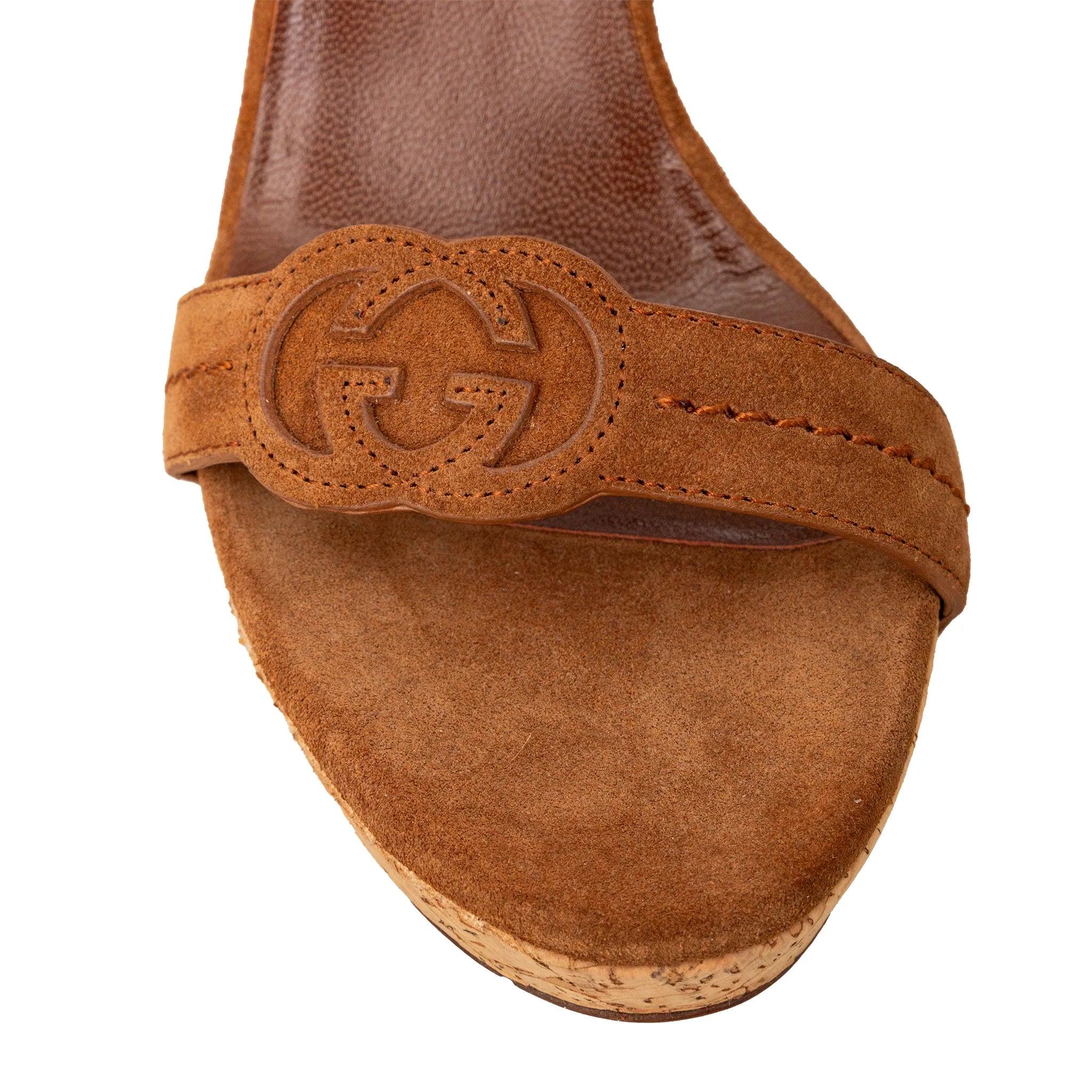 Zapatos de tacón con correa al tobillo de ante Gucci en ante marrón con emblema GG, parte superior de correa fina, plataforma de corcho y tacón elegante. 
 Inclusión: caja.  
 Medidas: Longitud de la plantilla:23,5;Tacón:10,5  
 Material: Piel