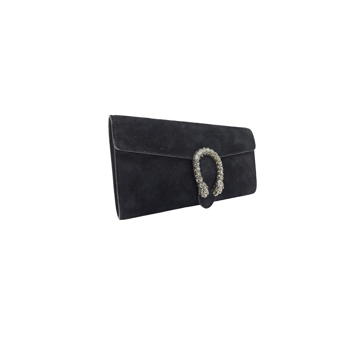 Completa il tuo outfit con l'elegante e raffinata Gucci Suede Crystal Dionysus Clutch Black. Realizzata in Italia, questa pochette presenta una chiusura a ferro di cavallo con teste di tigre per un tocco di lusso. Lo spazioso interno in pelle beige