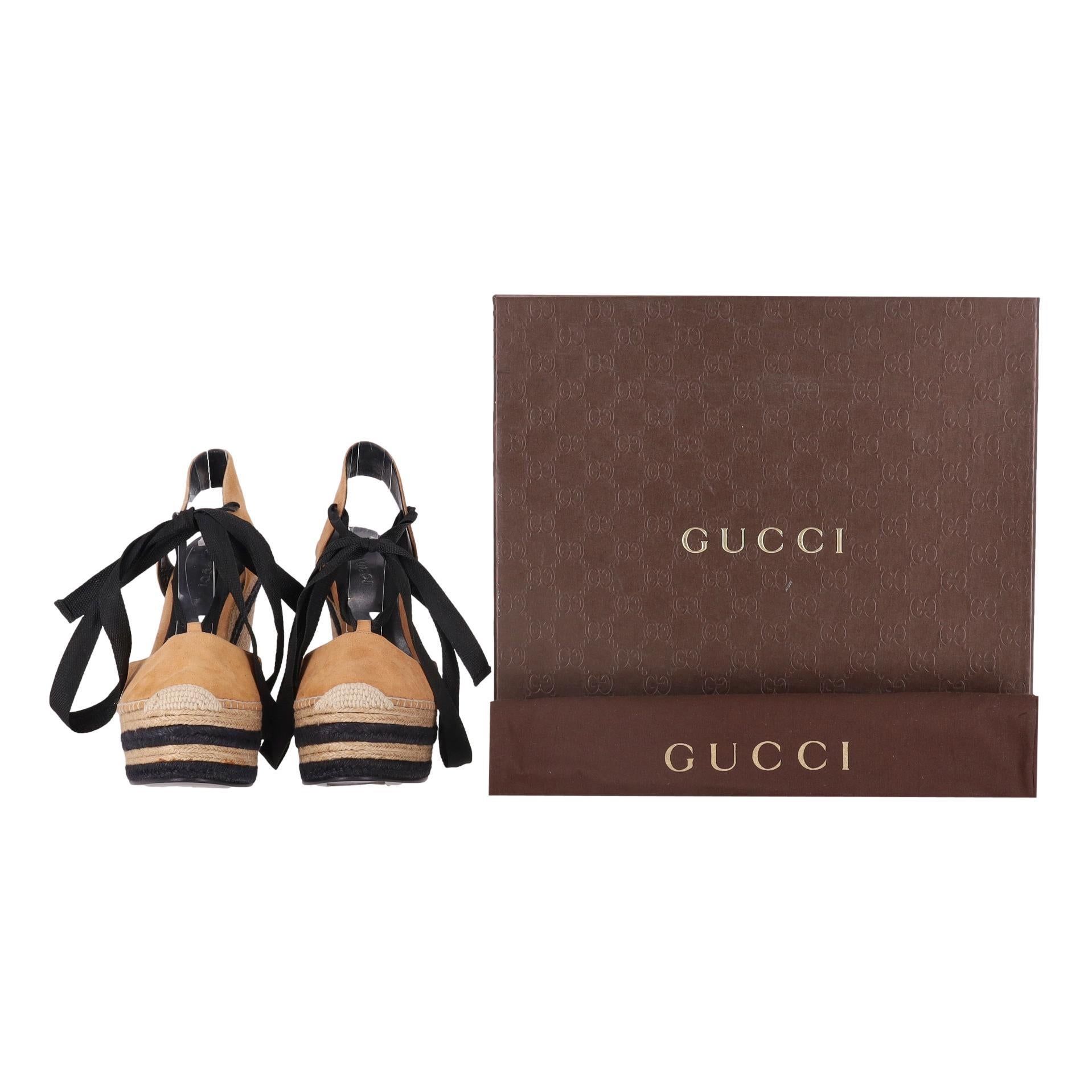 Gucci Espadrille-Keilsandalen aus Wildleder

Kamelfarbene Espadrilles aus Wildleder mit kontrastierenden schwarzen Knöchelriemen.

Mit Espadrille aus gewebtem Bast und schwarzen Zierleisten.

Preis ca. £780

Größe - 36.5

Zustand - Sehr