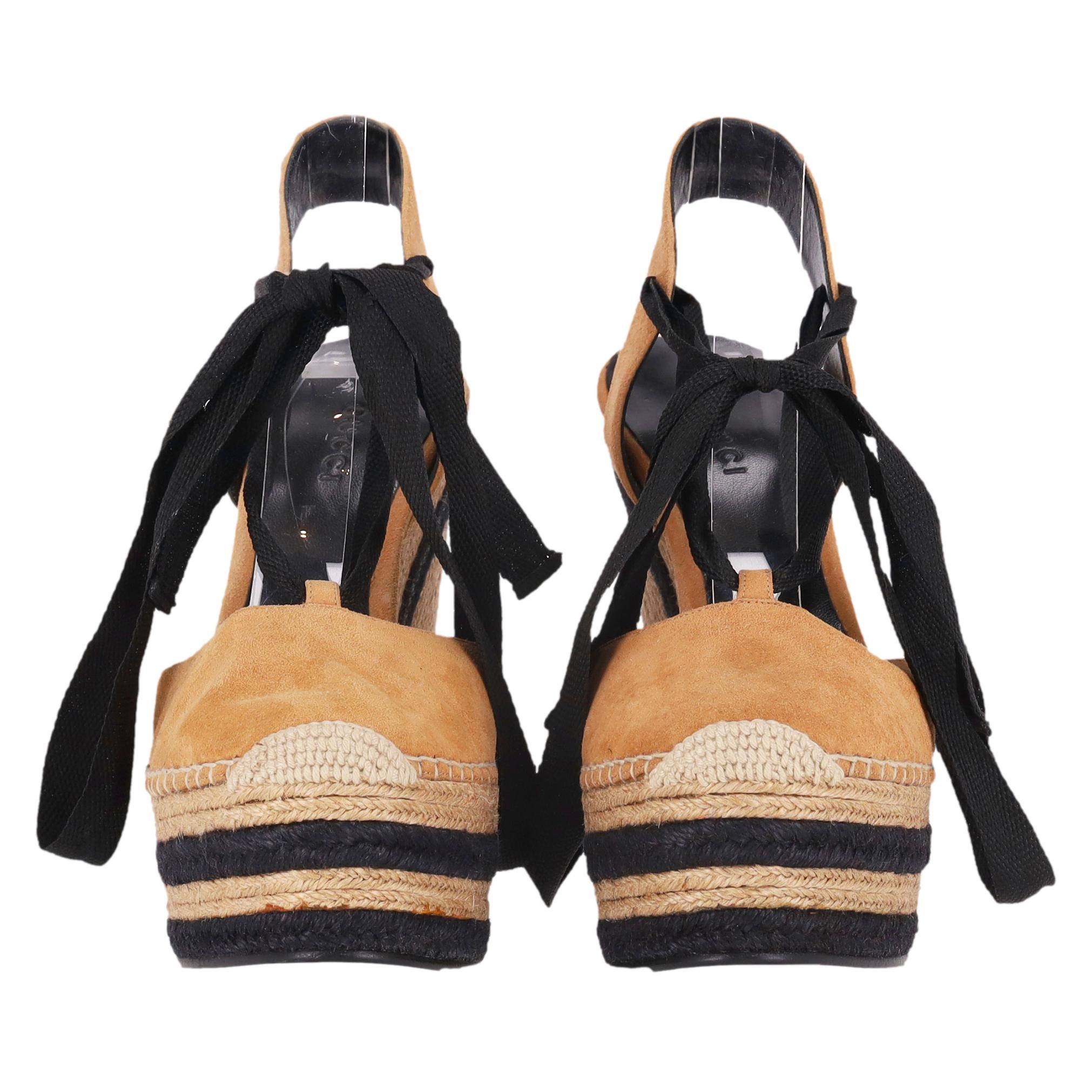 Gucci Espadrille-Keilsandalen aus Wildleder (Beige) im Angebot