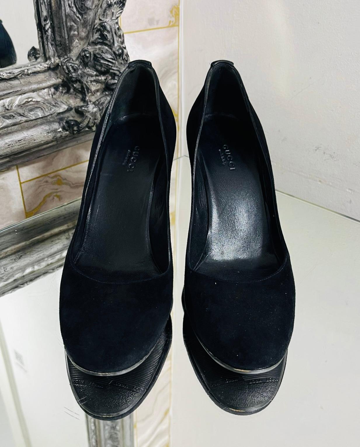 Gucci Suede GG Wedge Pumps

Black heels  designed with metallic gold wedge and gold 'GG' logo to the heel.

Detailed with round toe and leather lining and insoles.

Size – 39.5

Condition – Good (Scratches to the wedges)

Composition – Suede

Comes