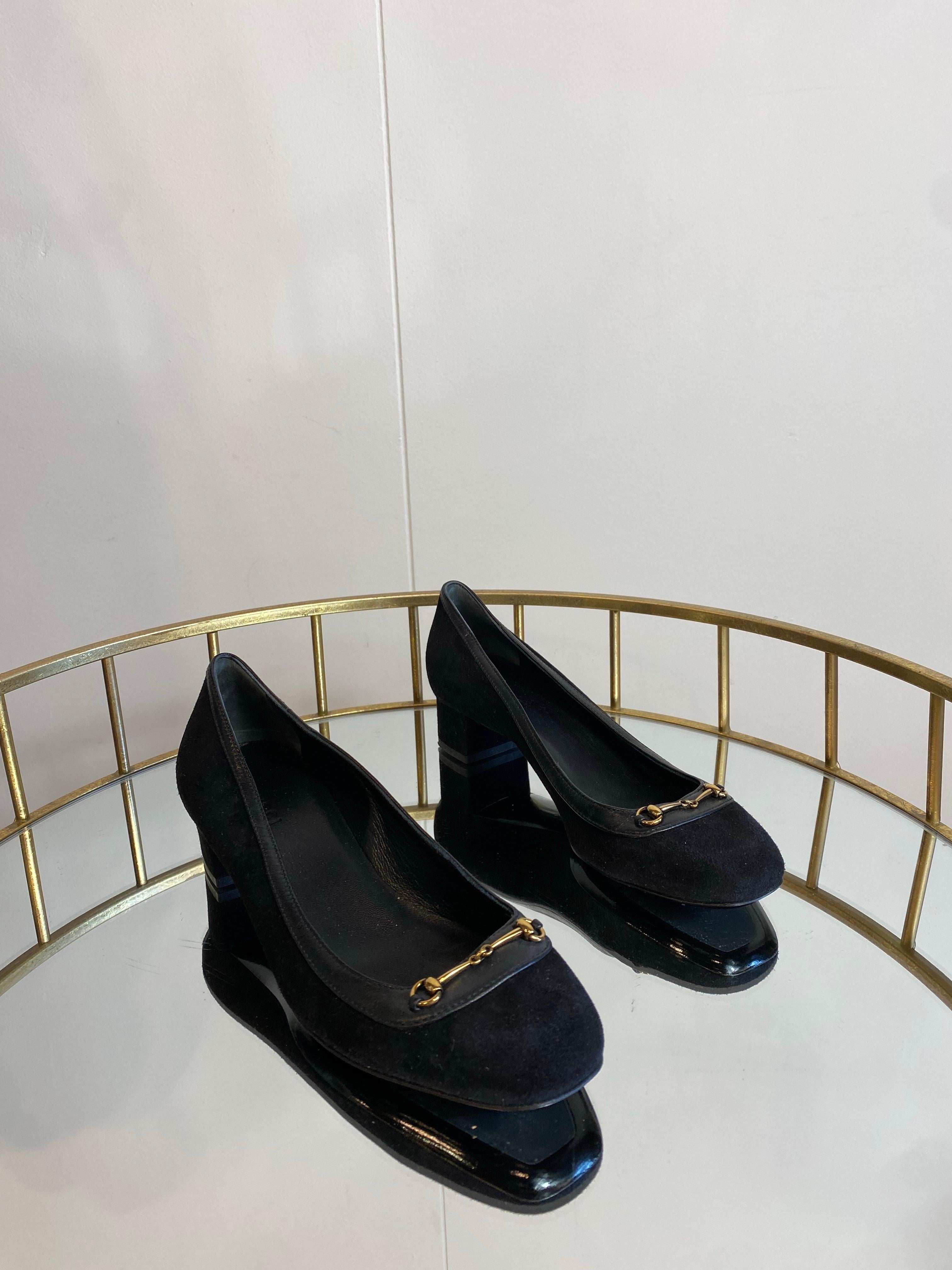 Gucci ballerinas.
In suede and black leather.
Size 36 Italian.
Insole 24 cm
Heel 3 cm
Excellent general condition, with small signs of use.