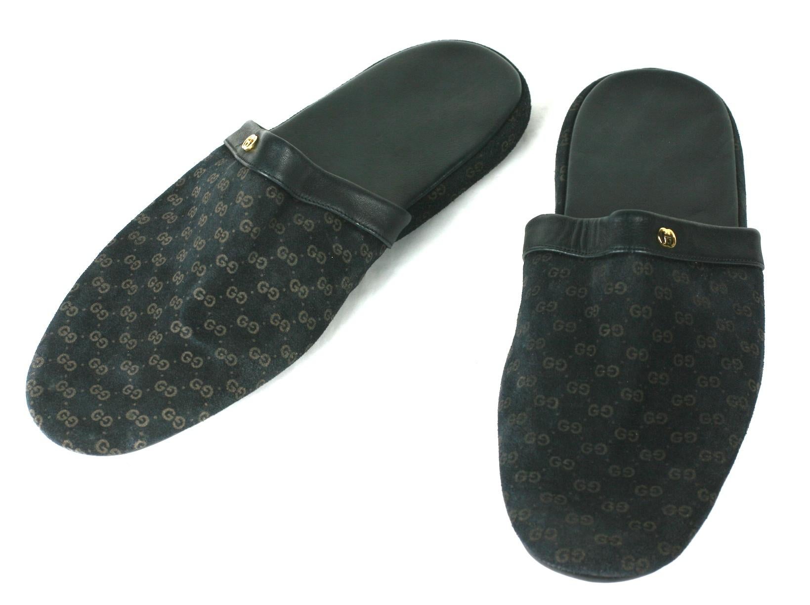 Gucci Logo-Slippers aus Wildleder (Schwarz)