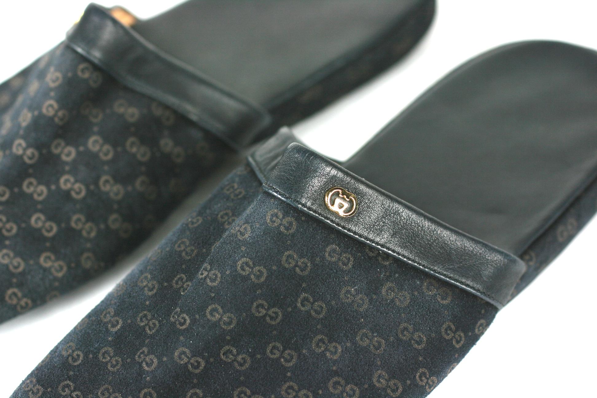 Gucci Logo-Slippers aus Wildleder im Zustand „Hervorragend“ in New York, NY