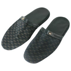 Gucci Logo-Slippers aus Wildleder