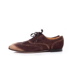 Gucci, Wildleder-Derby mit Flügelspitze und hellen Nasen.