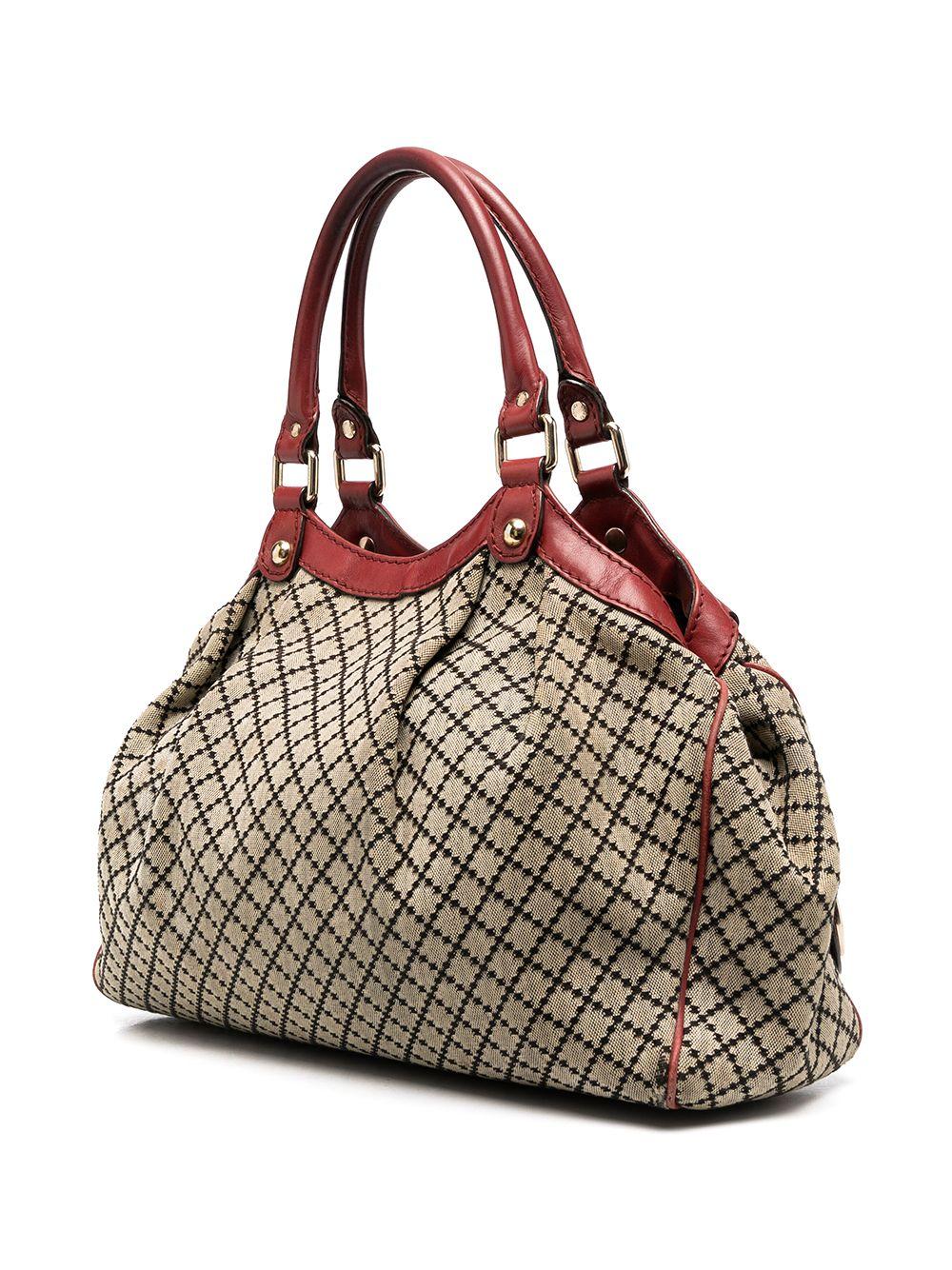Beige Sukey Gucci canvas & leather tote bag featuring red leather parts, an argyle check pattern, free leather logo Double G charm detail, inside zip pocket and an internal logo stamp.  
 Hauteur	16.9in (43cm)
Largeur	16.9in (43cm)
Width 2.7in