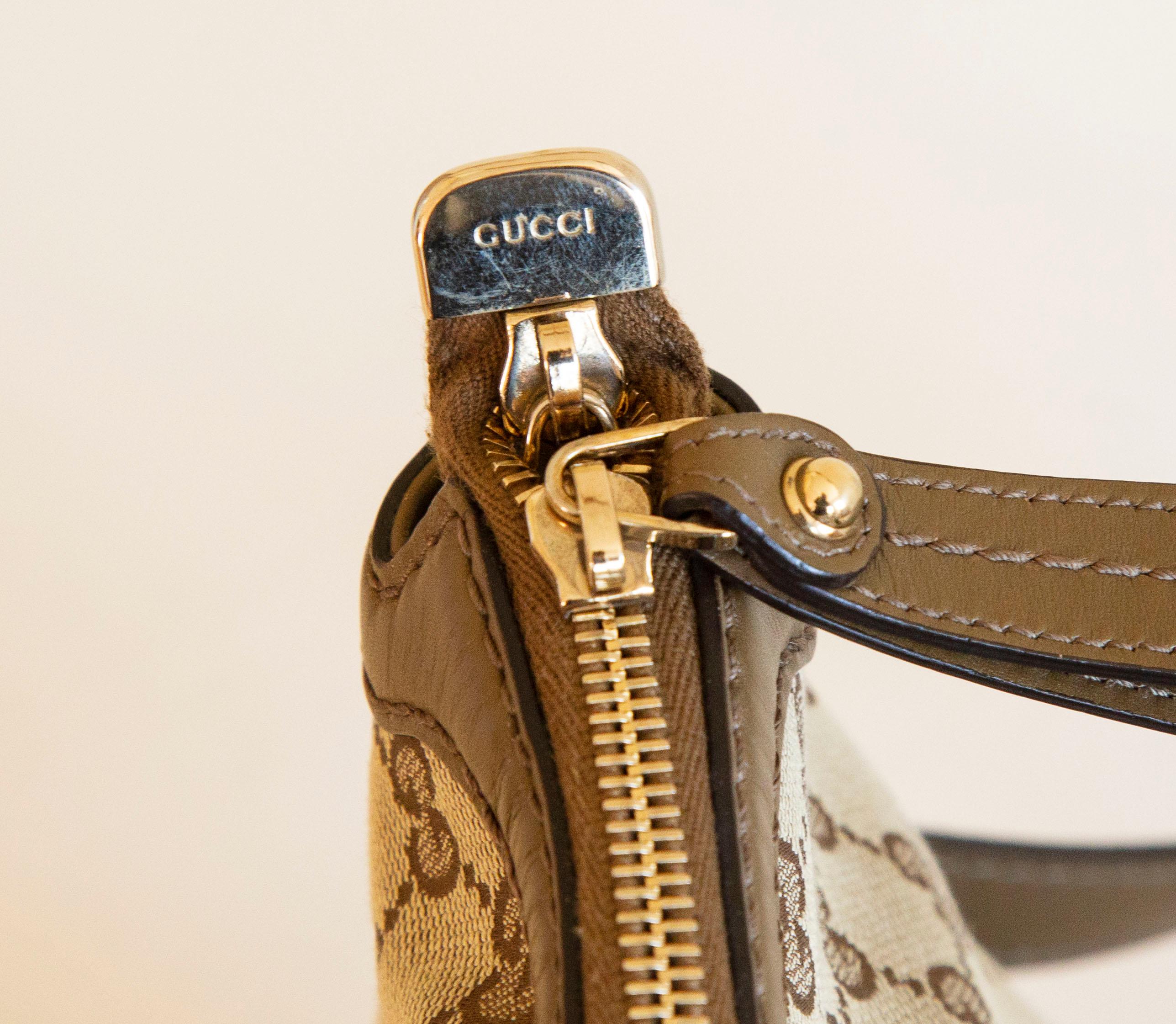 Gucci Sukey - Sac à bandoulière à poignée supérieure en toile GG en vente 12