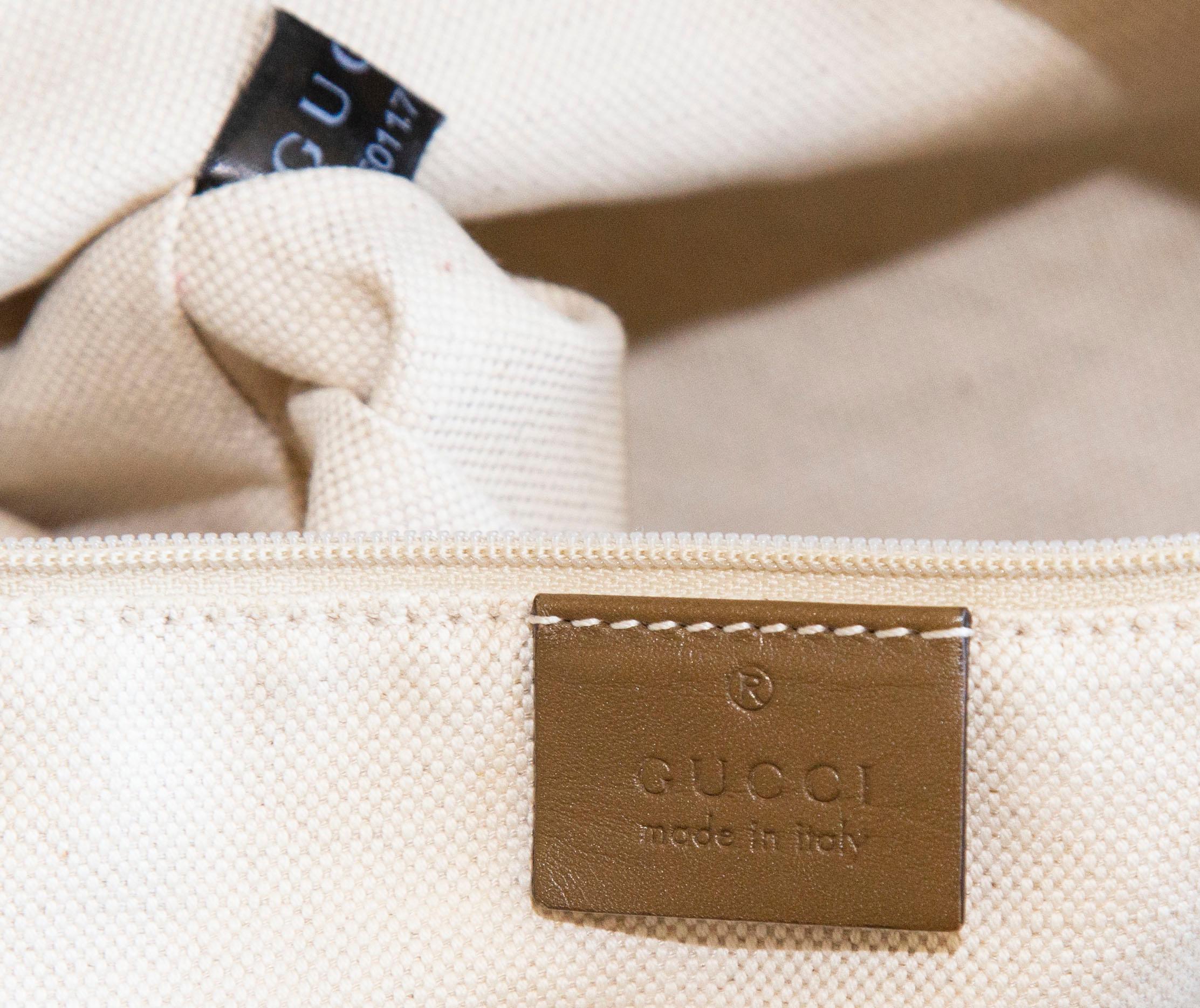 Gucci Sukey - Sac à bandoulière à poignée supérieure en toile GG en vente 14
