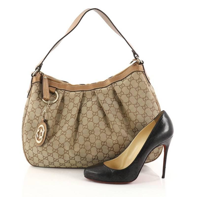 This authentic Gucci Sukey Hobo GG Canvas Medium is perfect for any casual or sophisticated outfit. Constructed from Gucci's copper GG monogram canvas with copper leather trims, this simple hobo features a brown leather strap that sits comfortably