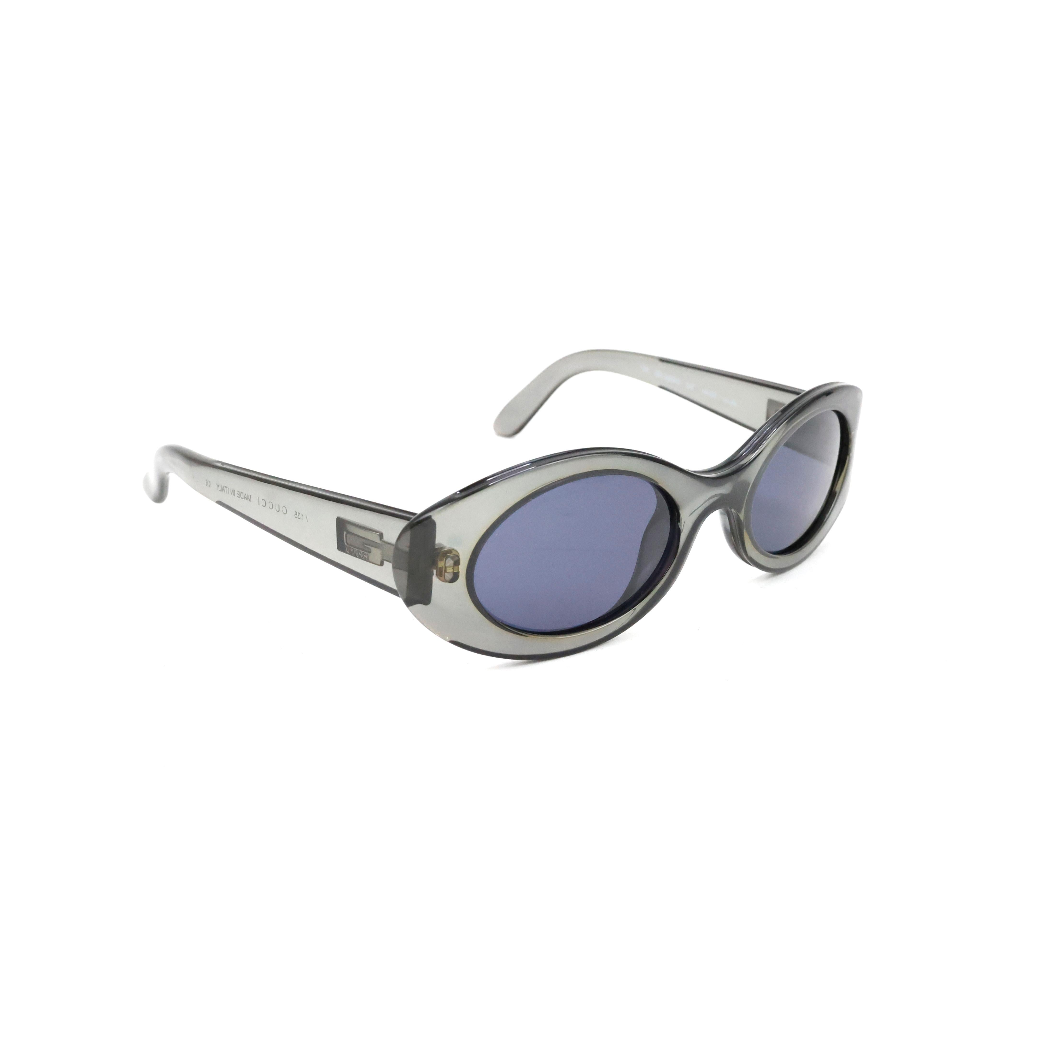 Gucci sunglasses color transparent/grey.

Condition:
Really good.

Packing/accessories:
Case.