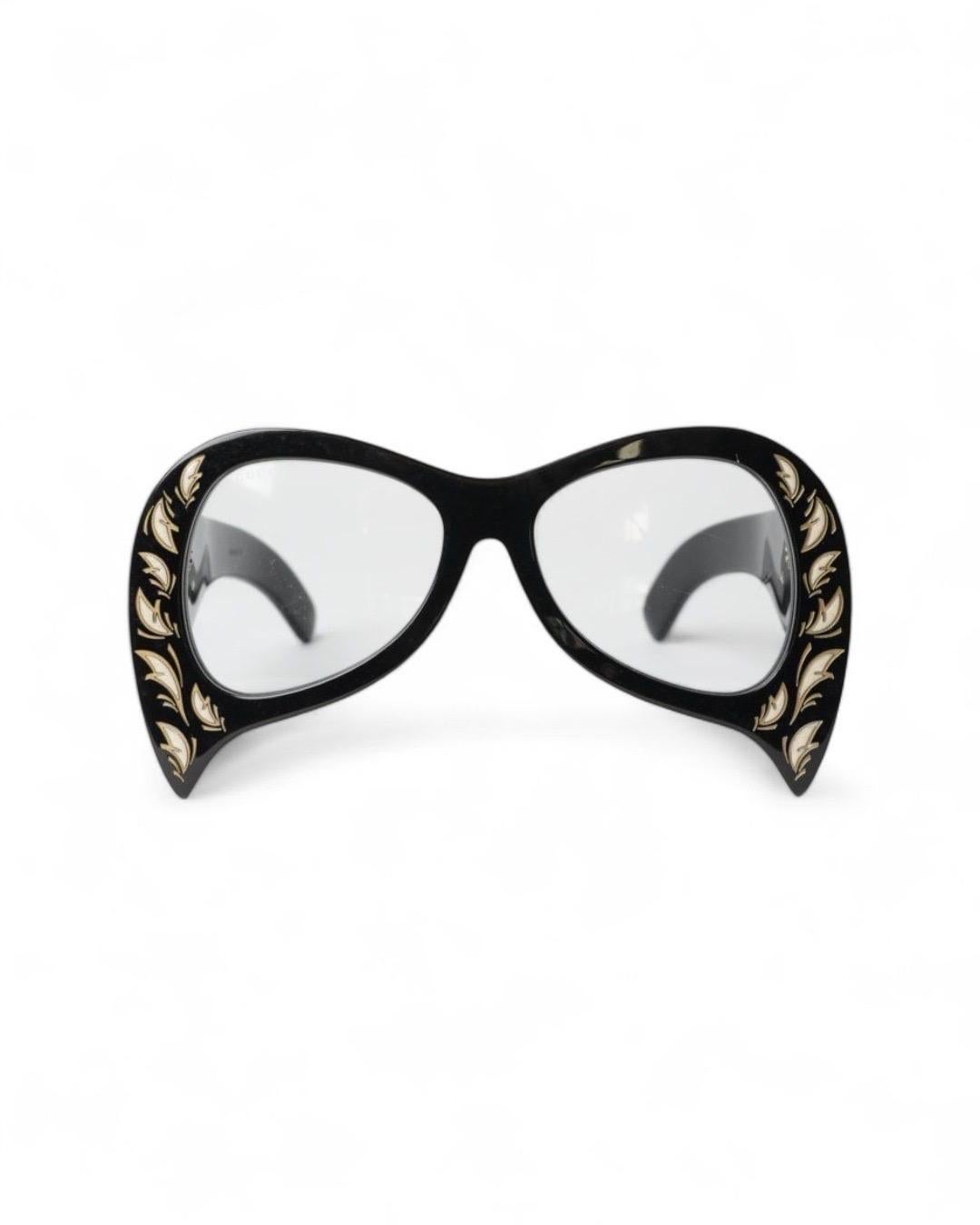 Occhiali da sole firmati Gucci, modello Oversize Round- Frame, anni 50. Realizzati in acetato nero, arricchiti da dettagli in madreperla. Presentano il classico logo del marchio 