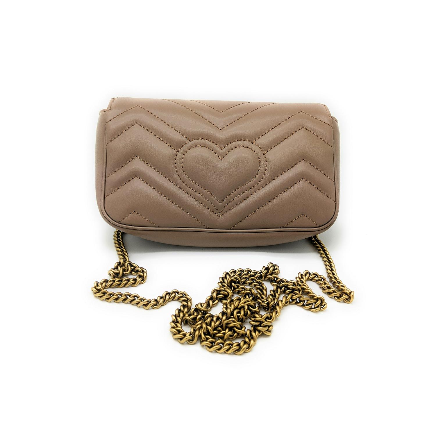 The GG Marmont mini bag has a keyring that can be used to attach it to a separate larger bag. It has a softly structured shape and a flap closure with Double G hardware. The hardware is inspired by an archival design from the '70s. Made in matelassé