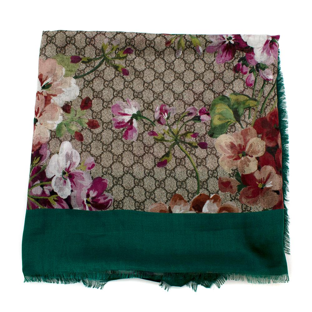 Gucci GG Supreme Floral Emerald Green Trim Scarf 

- GG Supreme monogram scarf 
- Floral motif print 
- Emerald green trim
- Modal/Silk blend 
- Fringed edges 

Materials: 
85% Modal, 15% Silk 

Dry Clean Only 

Made in Italy 

Length - 134cm
Width