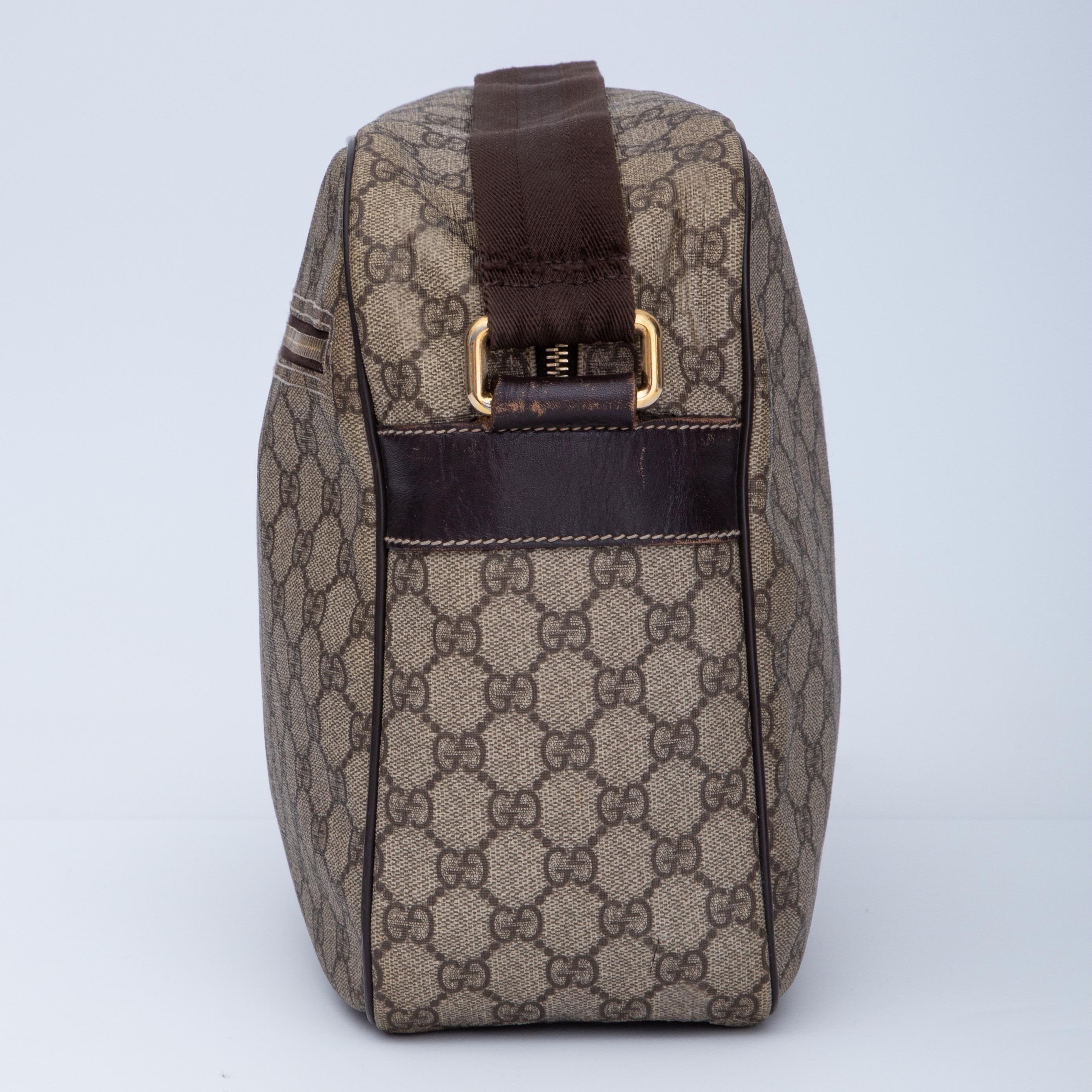 Gucci Supreme GG Beige Coated Canvas Messenger Bag (211107) In Good Condition For Sale In Montreal, Quebec