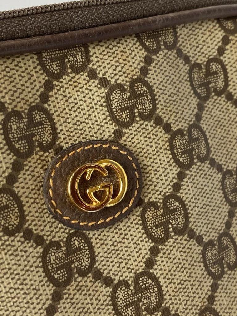 Gucci Supreme Monogram Gg Zippy Case 16ga527 Brown Coated Canvas Clutch In Good Condition For Sale In Dix hills, NY
