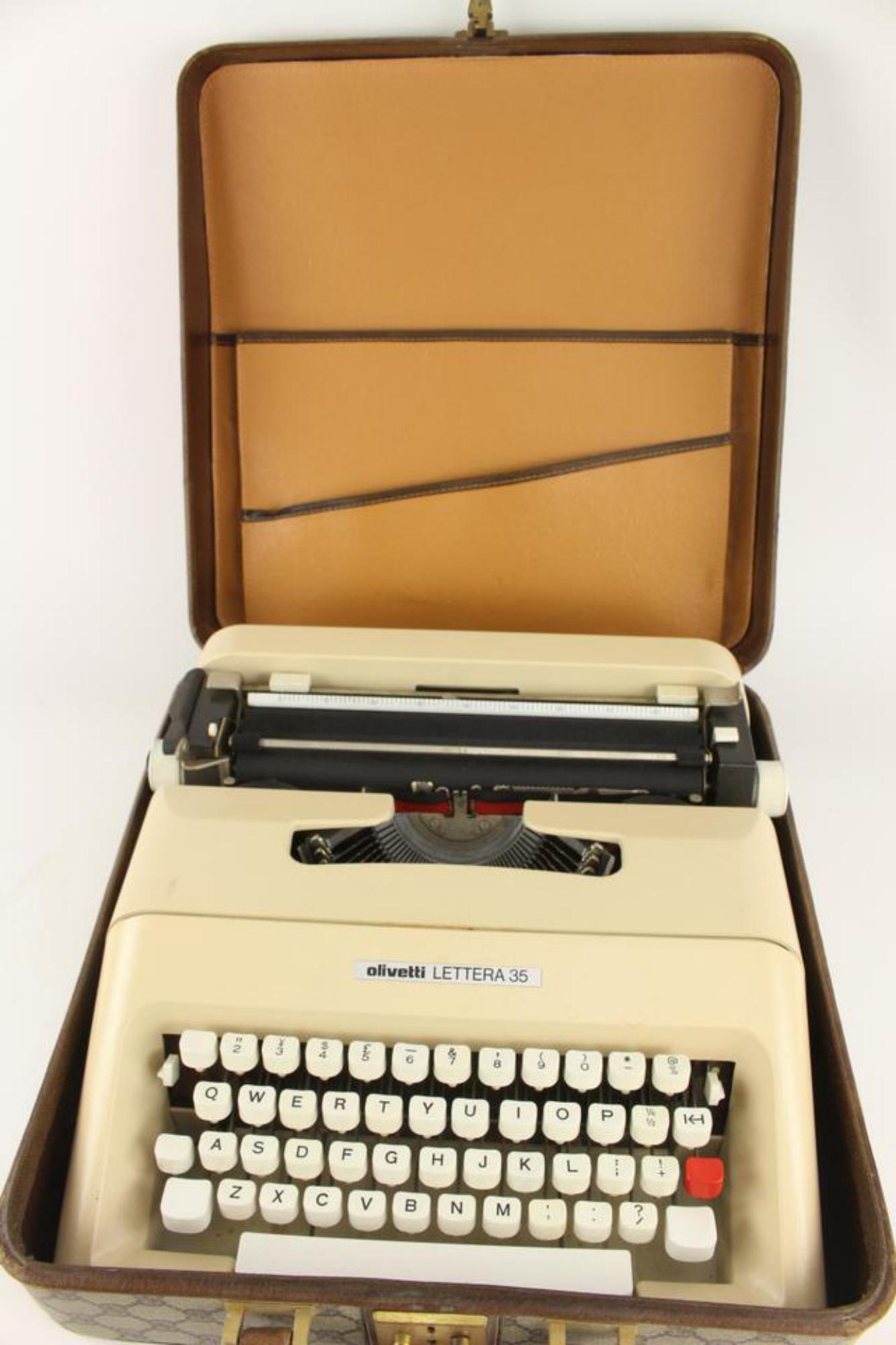 Gucci Supreme Web Typerwriter Carrying Case Olivetti Lettera 35 1217g22 In Good Condition In Dix hills, NY