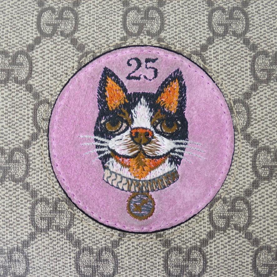 Callez tous les amoureux des chats, votre nouveau portefeuille préféré est arrivé ! Super fun brand new Gucci monogram wallet featuring an embroidered cat motif at the center circa 2017. Le monogramme signé Gucci est accompagné d'un cercle rose vif