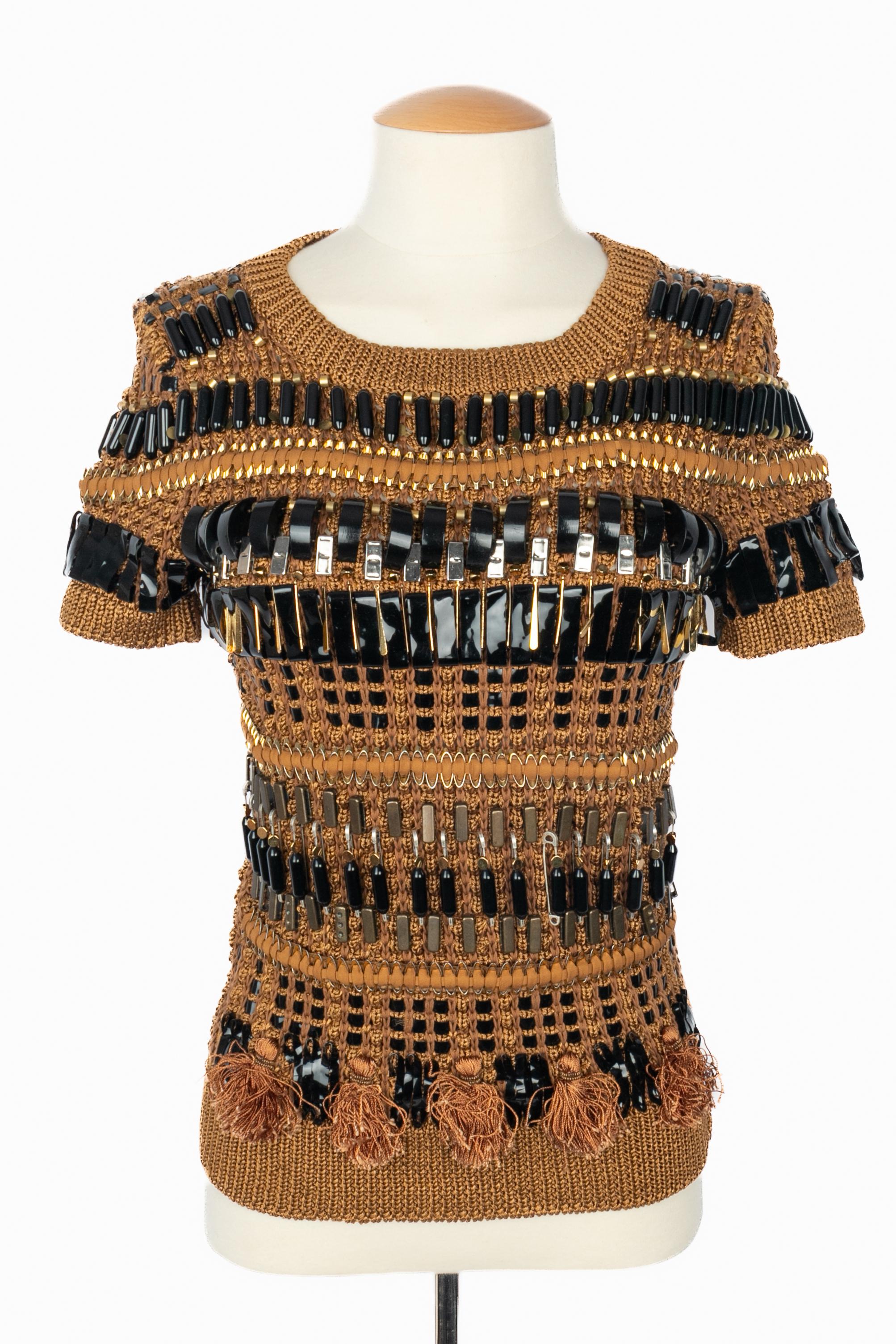 GUCCI - (Made in Italy) Pullover aus Coton und Viskose, mit Perlen und Sicherheitsnadeln genäht. Size S. Frühjahr-Sommer Collection'S 2011 unter der künstlerischen Leitung von Frida Giannini.

Bedingung:
Sehr guter