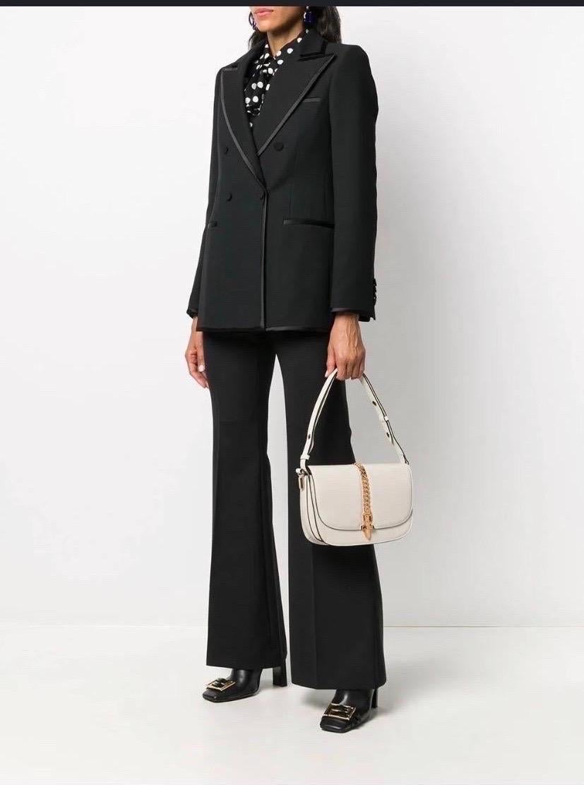 Gucci Sylvie 1969 mittlere Tasche 
cremegelbe Farbe 
Leder. Mit goldenen Beschlägen.
Modell 1969.
Wird auf der Schulter getragen. Mit internem Reißverschluss.
Durchschnittliche Größe, 
25 breit x 19 hoch x 6 tief.
In sehr gutem Zustand, mit normalen