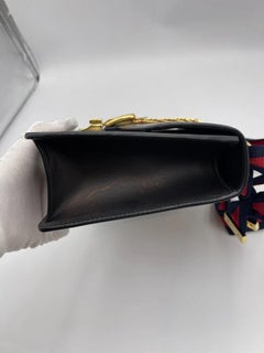 Gucci Sylvie Schwarze Leder-Umhängetasche für Damen mit goldenen Metallbeschlägen