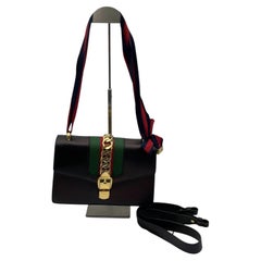 Gucci Sylvie Schwarze Leder-Umhängetasche für Damen mit goldenen Metallbeschlägen