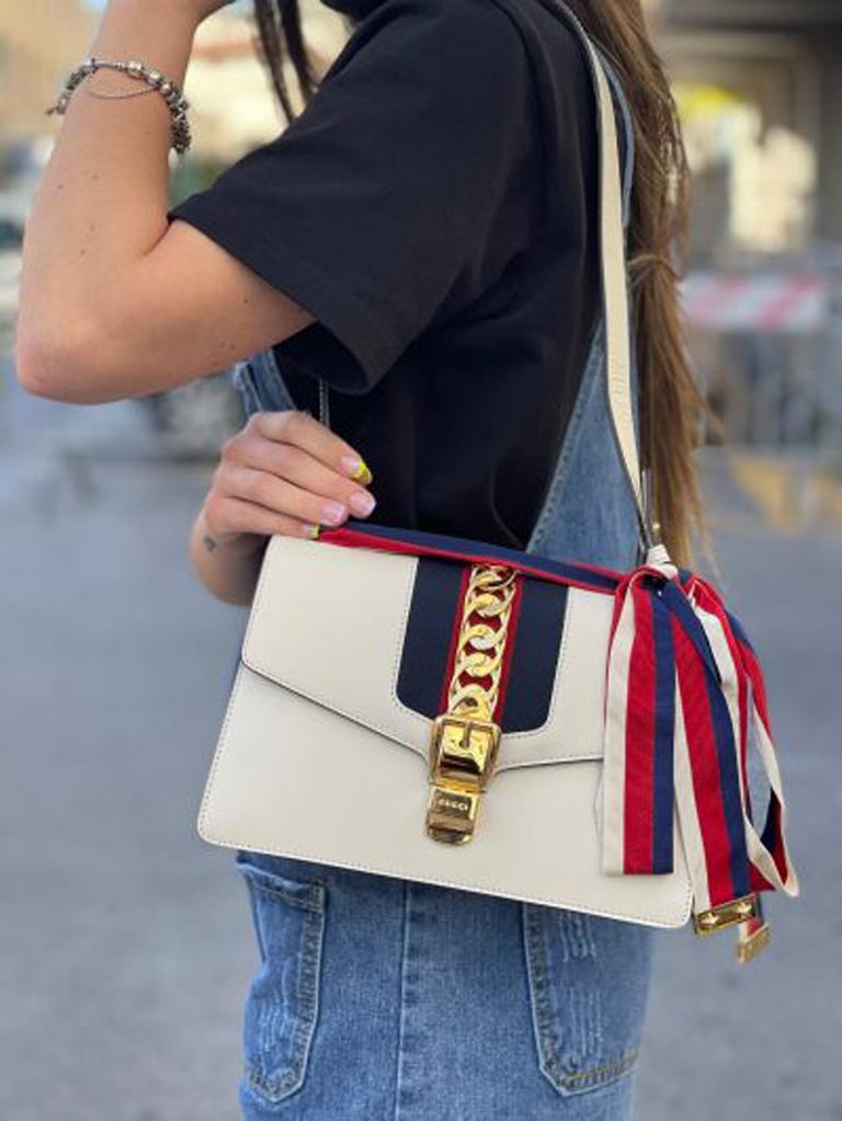 Gucci Sylvie model bag made of white leather with golden hardware. Hook closure, internally lined in white leather, quite roomy. Equipped with a leather handle to wear it on the shoulder. The bag is in excellent condition.

Dimensions: 6 × 22 × 17 cm