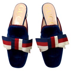 Gucci Sylvie Blue Velvet Striped Bow Mules mit Kristall-Blockabsatz