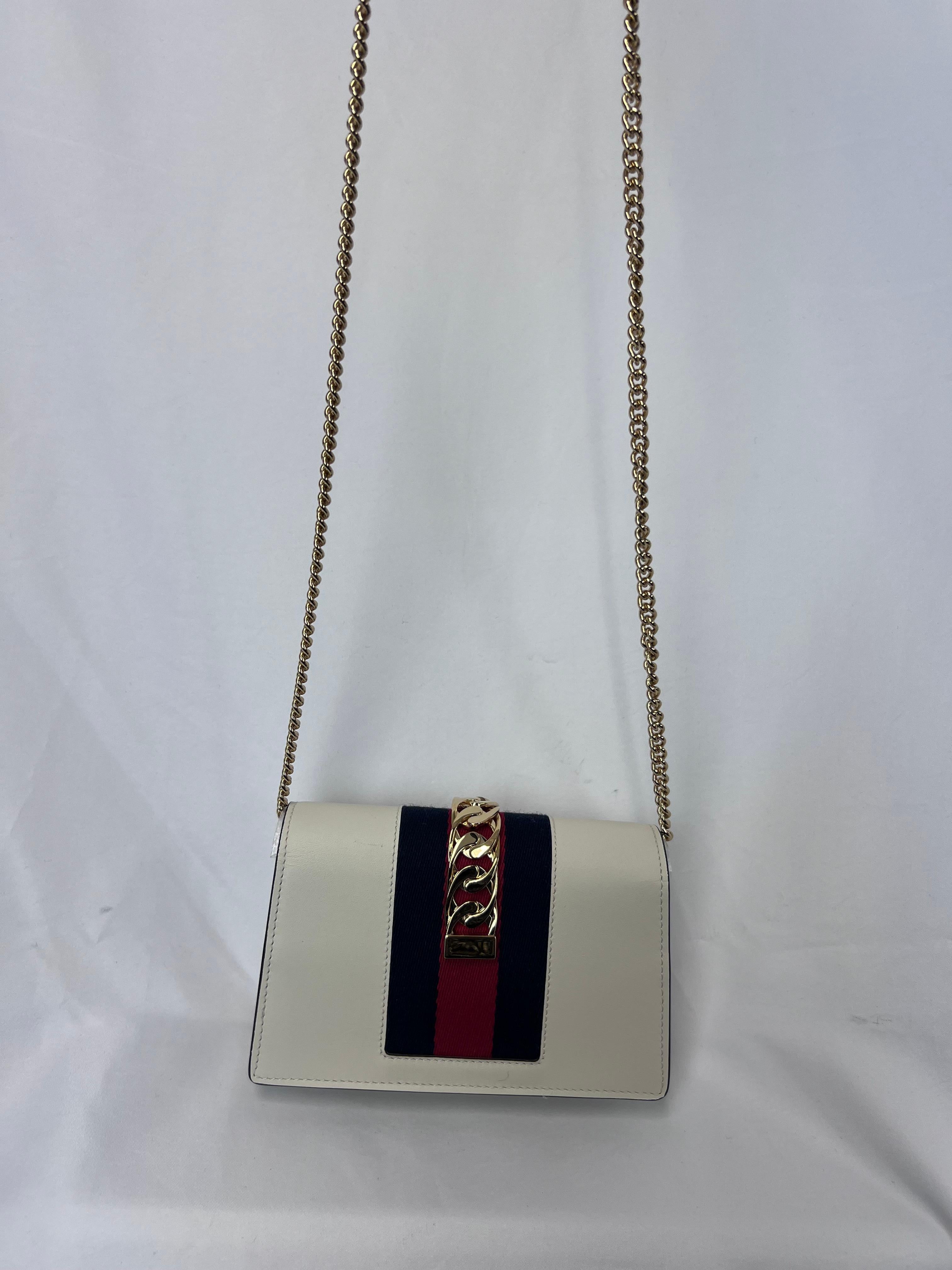 Gucci Sylvie Chain Leather Crossbody Bag In Excellent Condition For Sale In West Hartford, CT