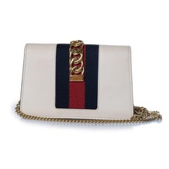 Gucci, „Sylvie“ Mini-Kettenhandtasche in Weiß