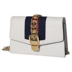 Gucci, „Sylvie“ Mini-Kettenhandtasche in Weiß