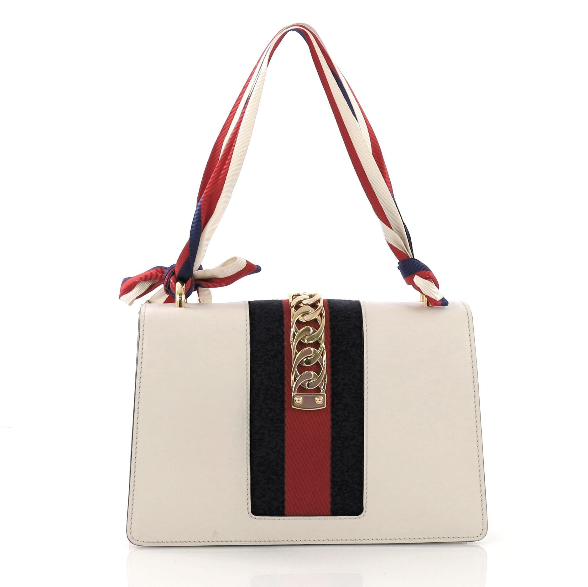 Gucci Sylvie Shoulder Bag Leather Small, crafted in off-white leather im Zustand „Gut“ in NY, NY