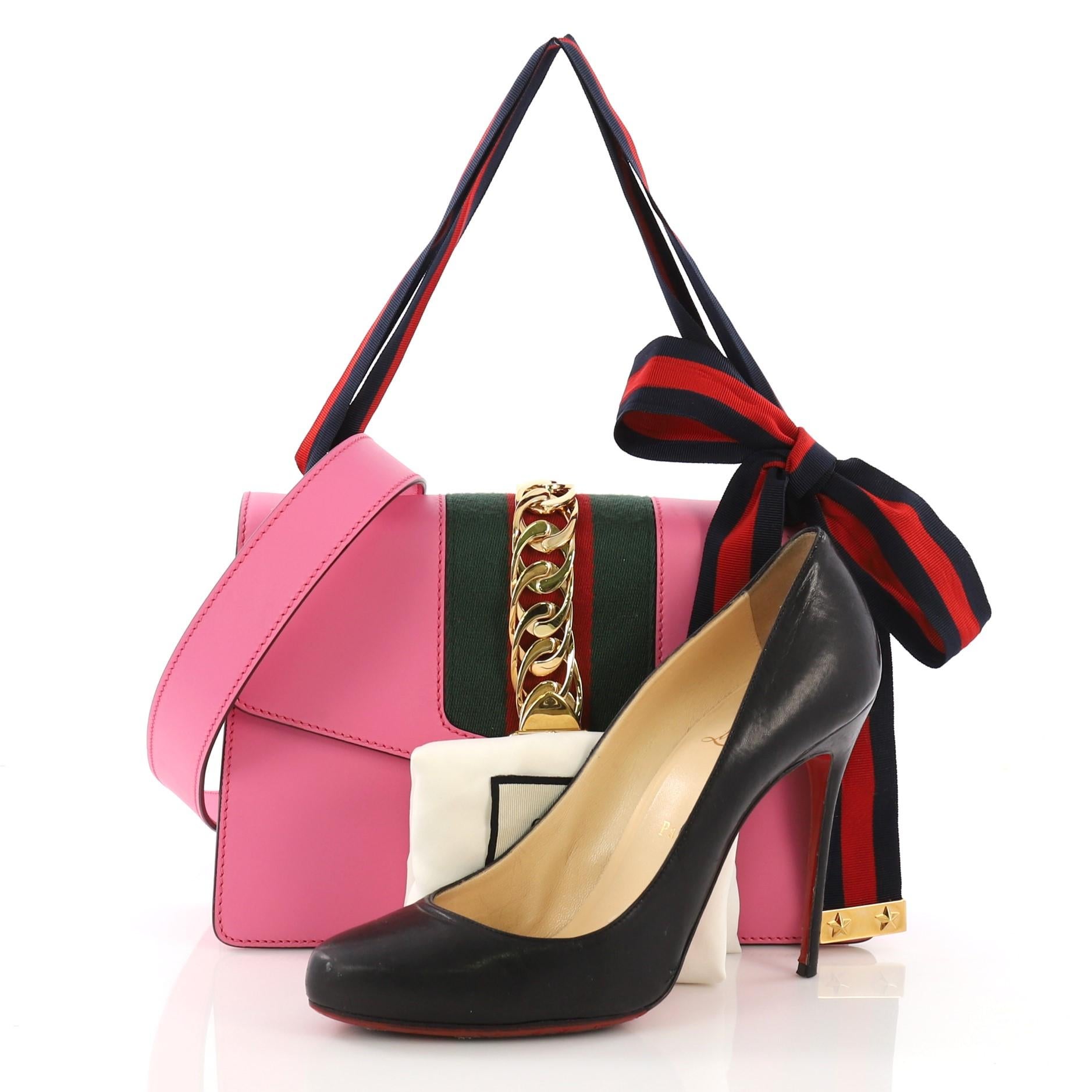 Diese Gucci Sylvie Shoulder Bag Leather Small aus rosafarbenem Leder verfügt über einen einzelnen Looping-Ledergriff, ein Nylongewebe mit Panzerkette und Schnallenverschluss sowie goldfarbene Beschläge. Es öffnet sich zu einem beige Mikrofaser