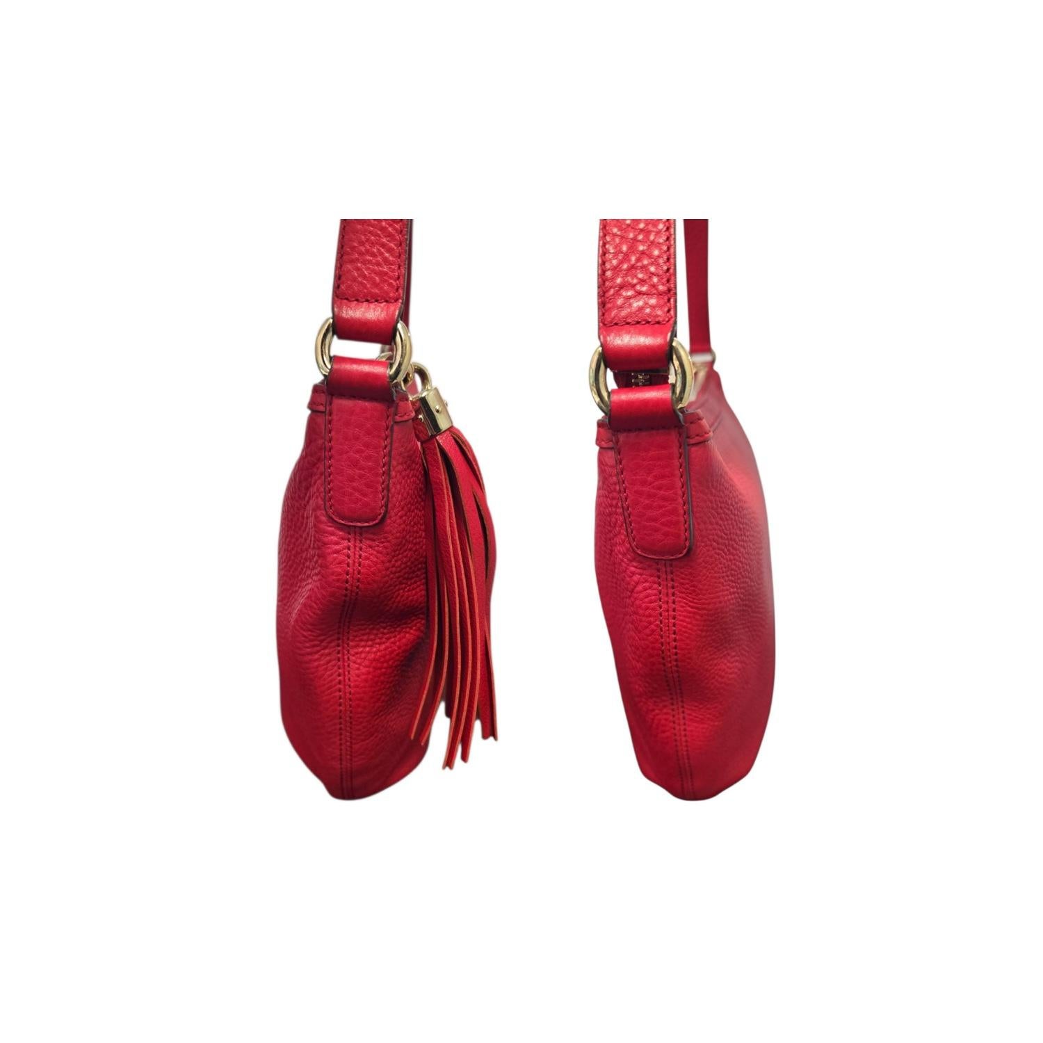 Rouge Gucci - Croix à pompon Soho en cuir de veau velouté Tabasco en vente