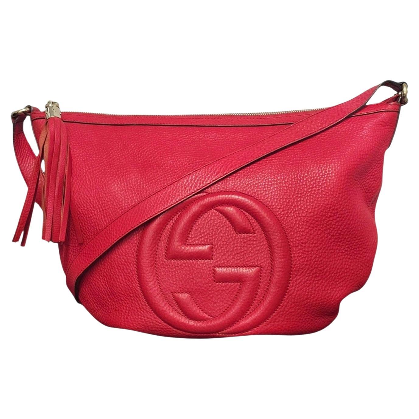 Gucci - Croix à pompon Soho en cuir de veau velouté Tabasco en vente