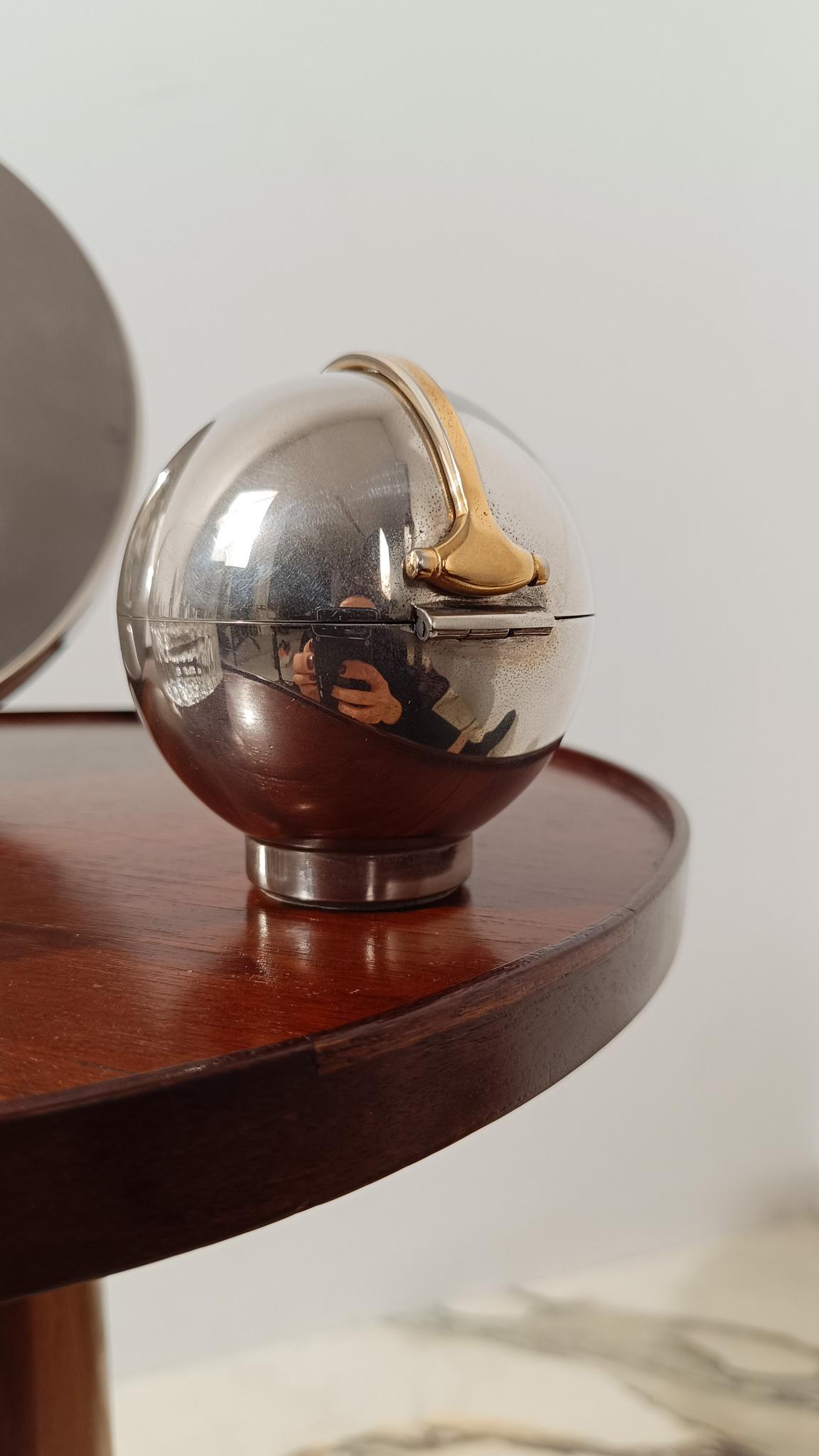 Accendino da tavolo Gucci / Sfera cromata con dettaglio morsetto in oro, 1970 in vendita 3