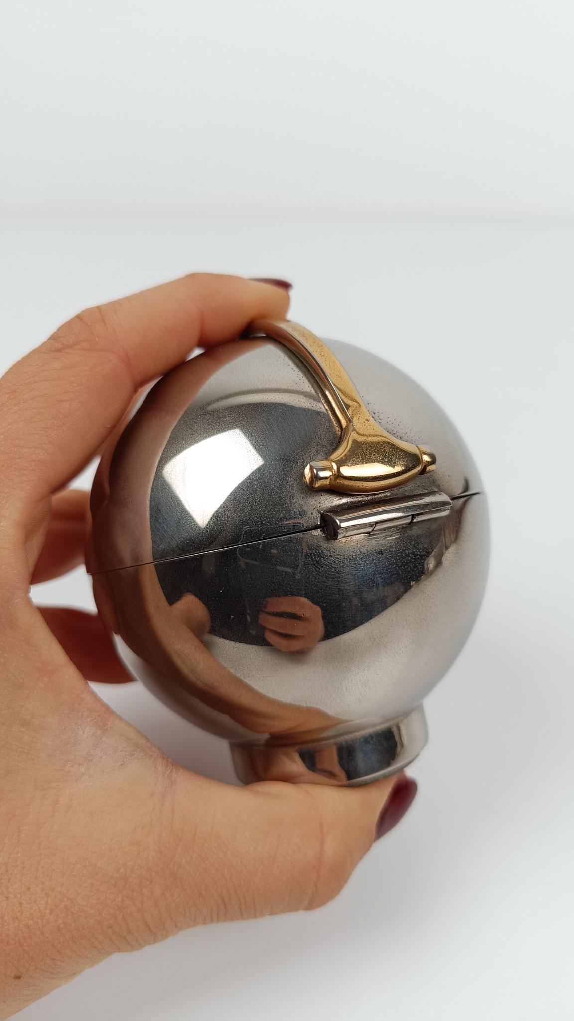 Accendino da tavolo Gucci / Sfera cromata con dettaglio morsetto in oro, 1970 in vendita 5